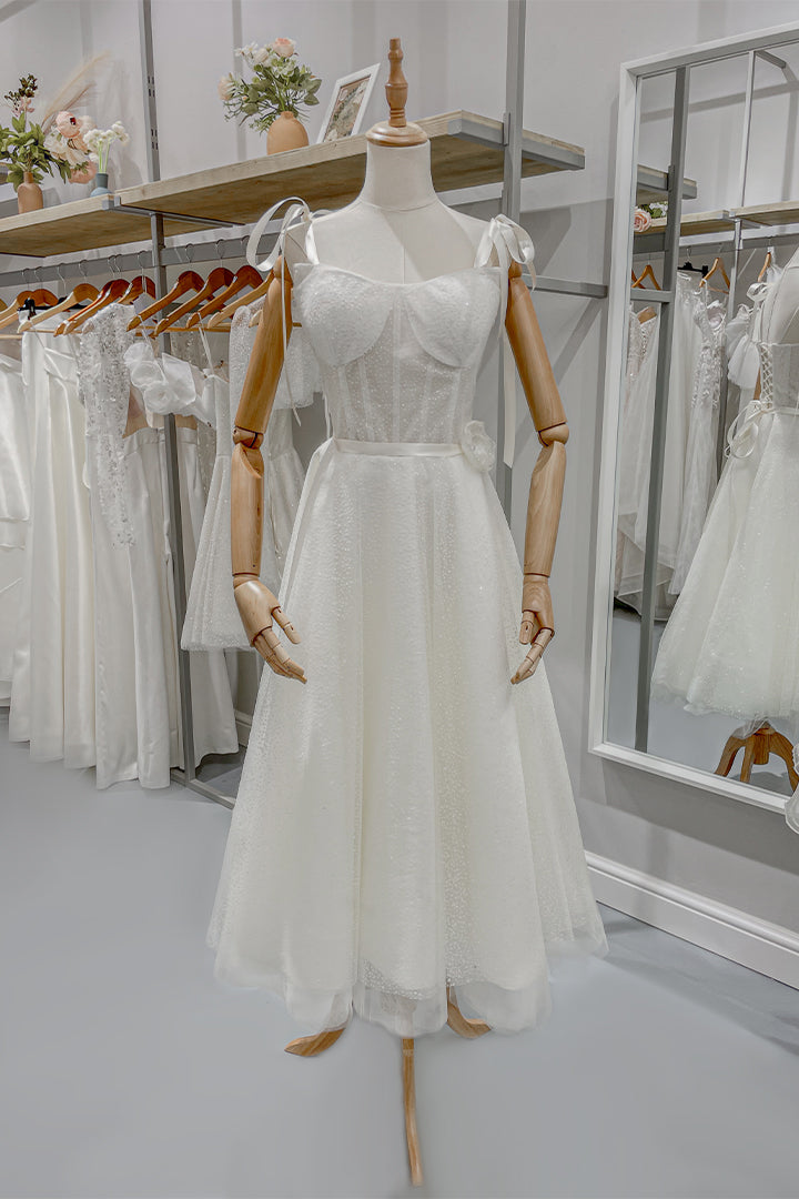 Булчинска рокля със средна дължина, която е и перфектна за официална рокля за случай.