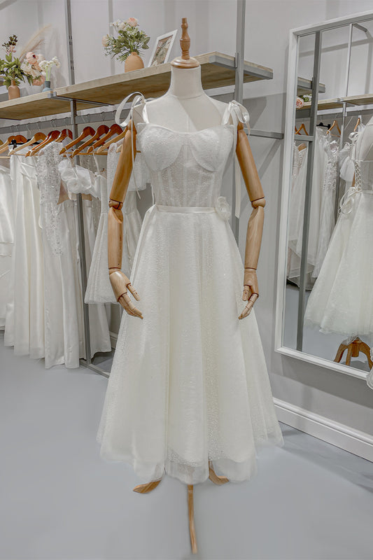 Булчинска рокля със средна дължина, която е и перфектна за официална рокля за случай.