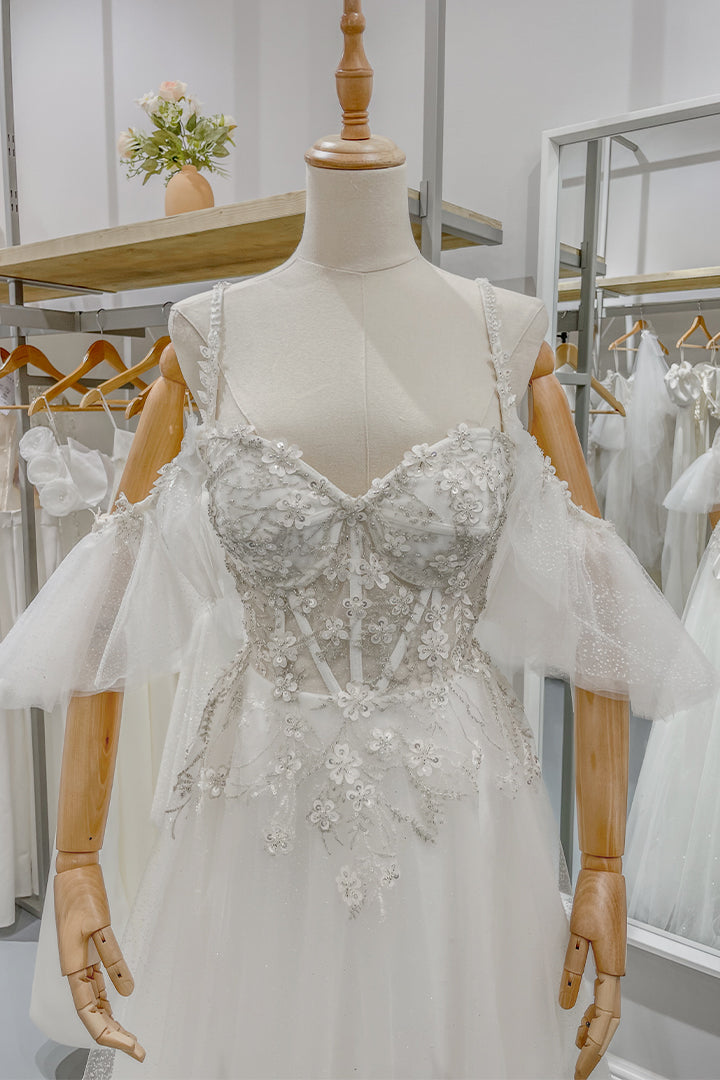 Официална рокля с приказни фейски ръкави, идеалната булчинска рокля.