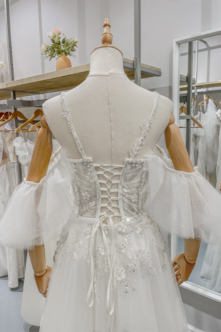 Официална рокля с връзки на гърба, съвършен избор за булчинска рокля.