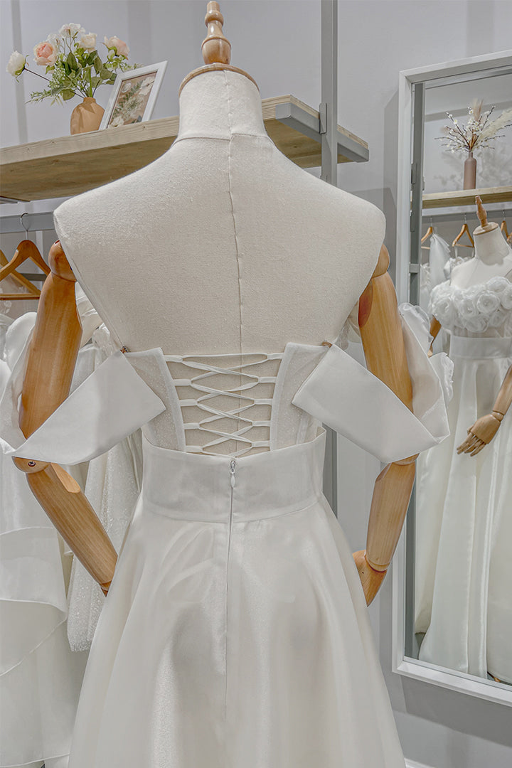 Изискана булчинска рокля в стила на официална рокля от ефирна материя.