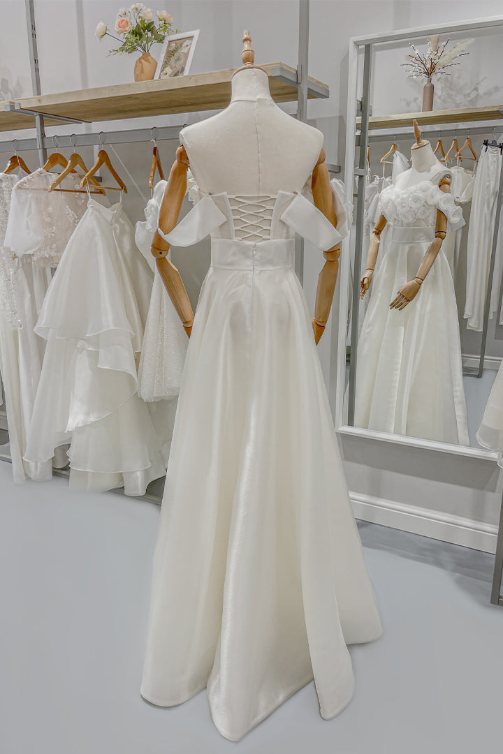 Модерна официална рокля с романтична визия, напомняща булчинска рокля.