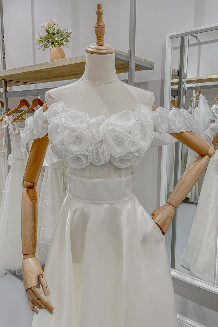 Елегантна официална рокля, комбинираща детайли от модерна булчинска рокля.