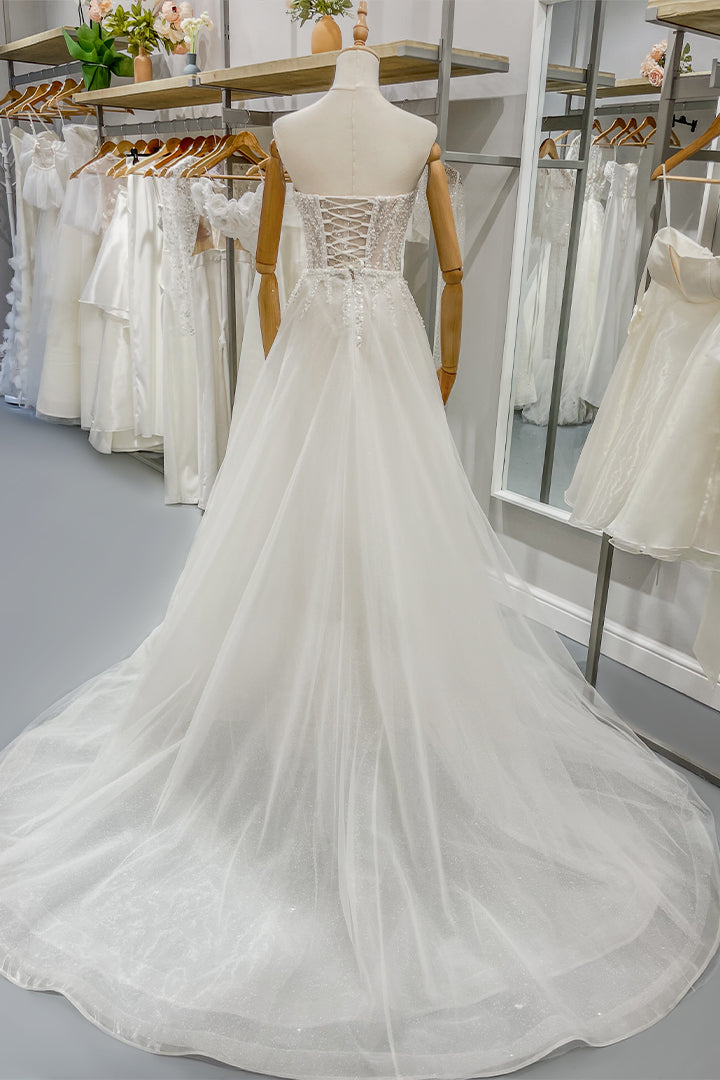 Официална рокля с грамаден шлейф, идеален за една модерна, приказна булчинска рокля.