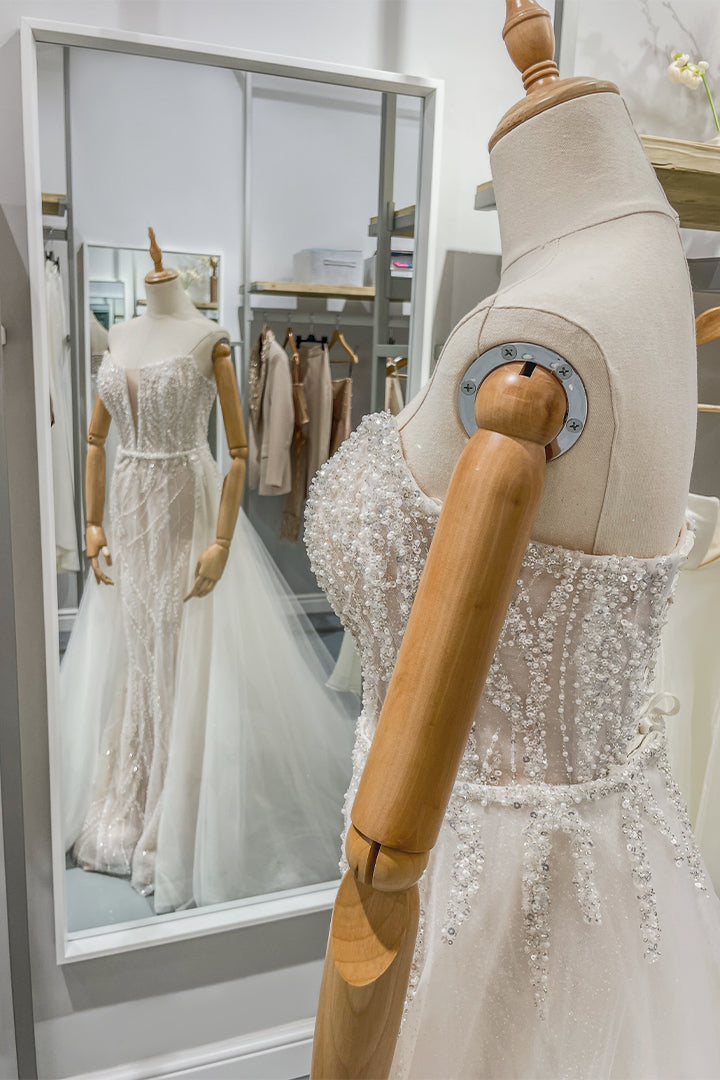 Идеален избор за официална рокля и за изискана булчинска рокля.