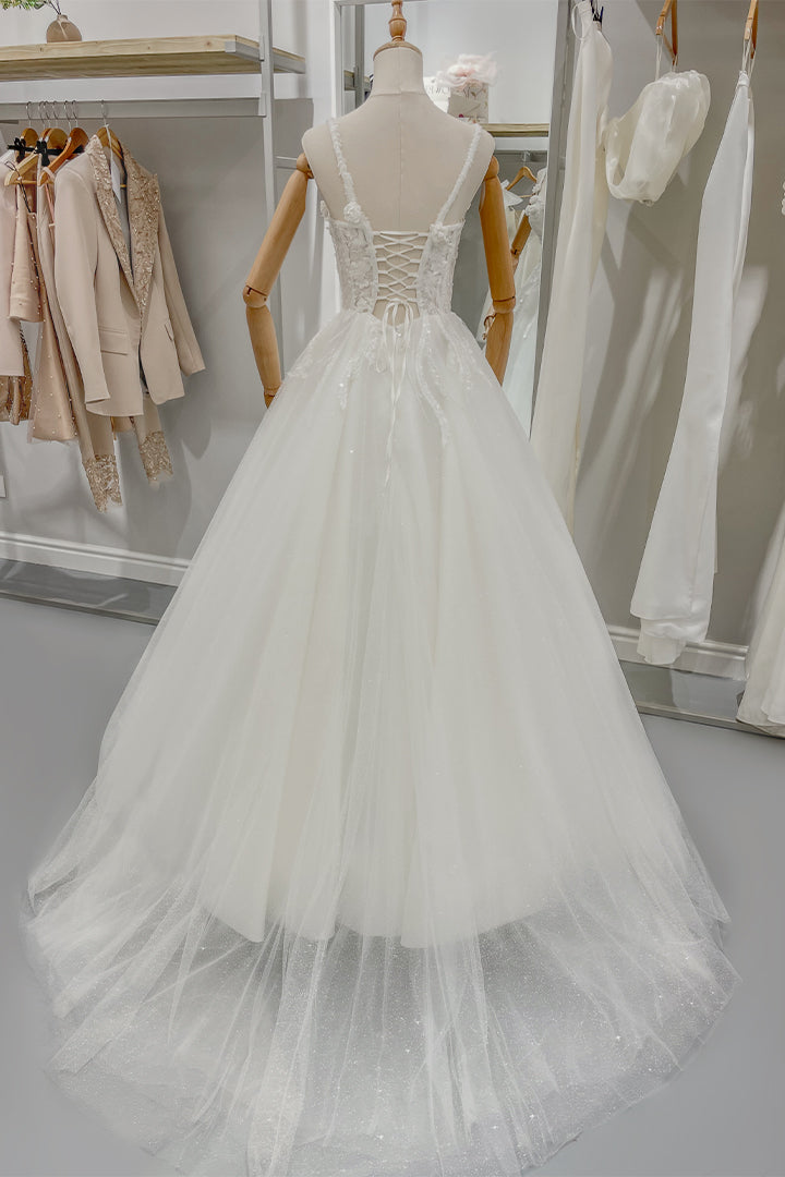 Обемната долна част на тази рокля я прави идеална не само за булчинска рокля, а и за официална рокля за повод.