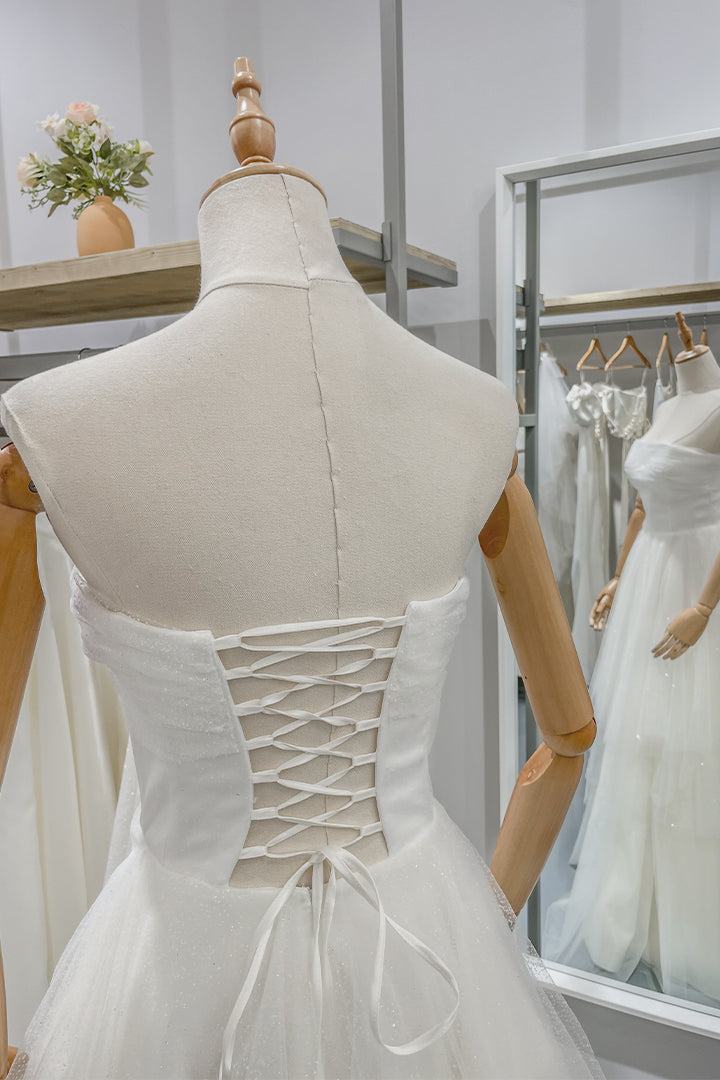 Връзките н гърба правят тази официална рокля подходяща за много поводи, включително за булчинска рокля.