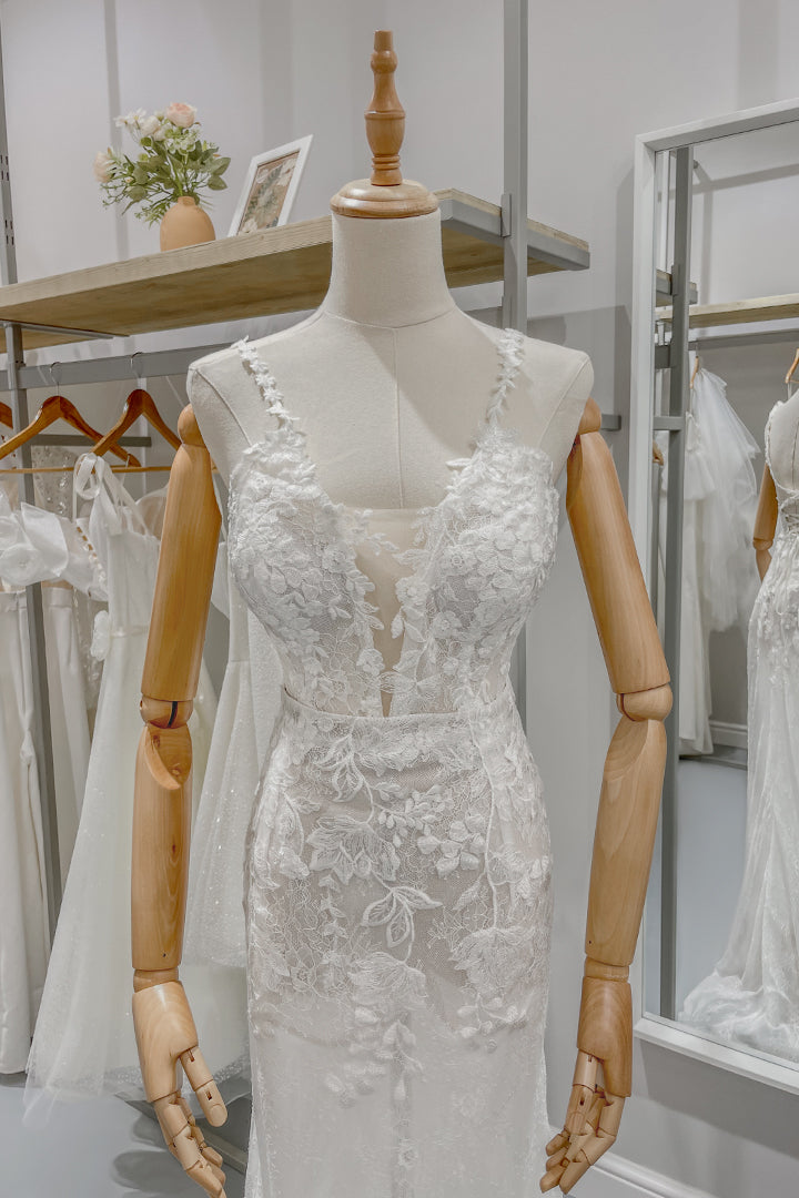 Официална рокля по тялото, което я прави съвършен избор за булчинска рокля.