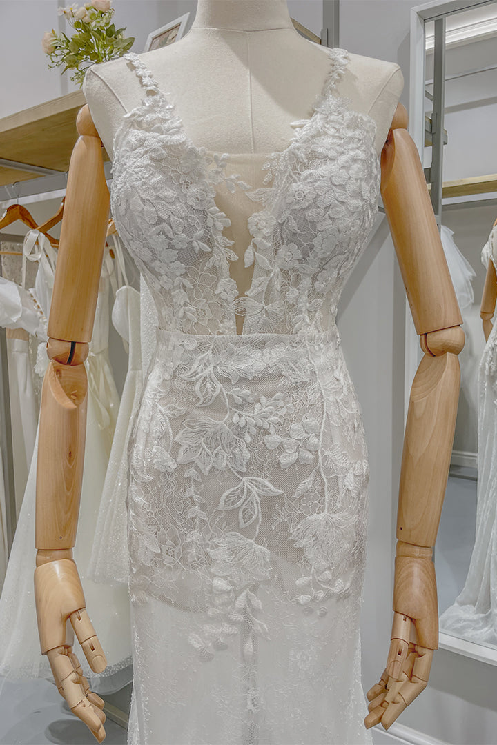 Изящната дантела на тази булчинска рокля я прави подходяща за официална рокля за събитие.