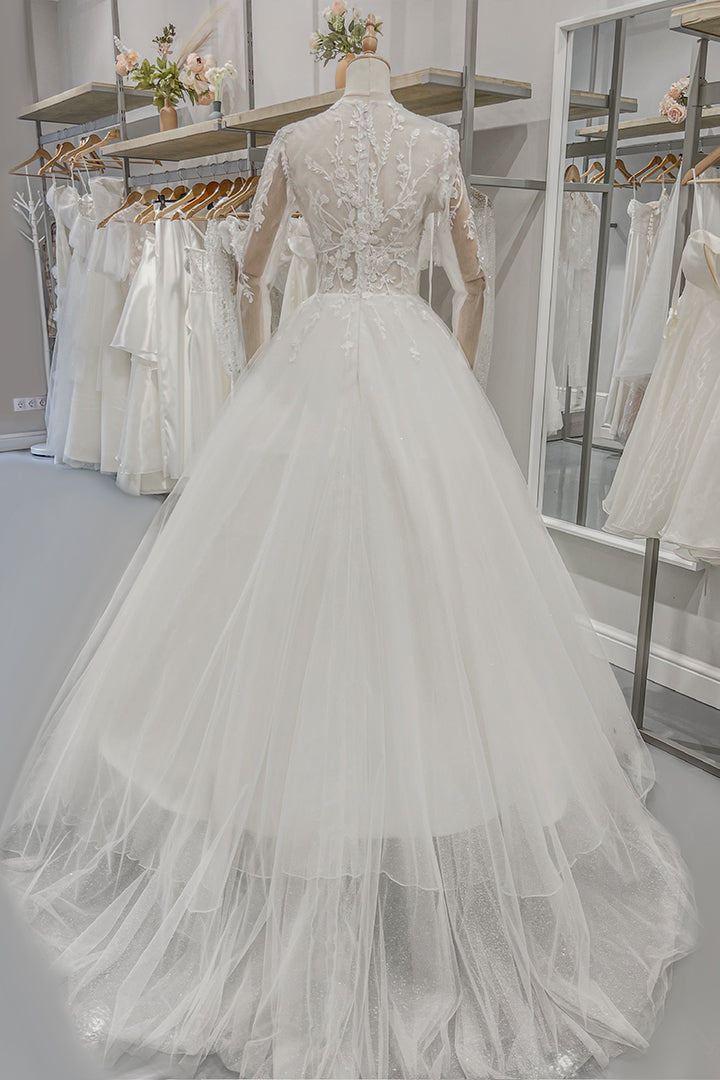 Грандиозният шлейф прави роклят подходяща както за официална рокля, така и за булчинска рокля.