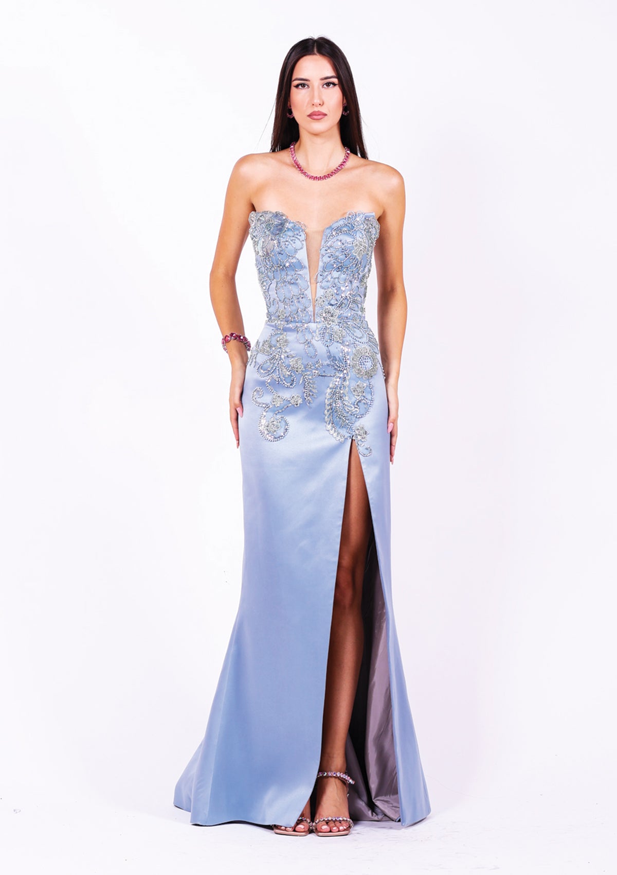 Абитуриентска рокля в синьо-сив цвят със силует на официална рокя.