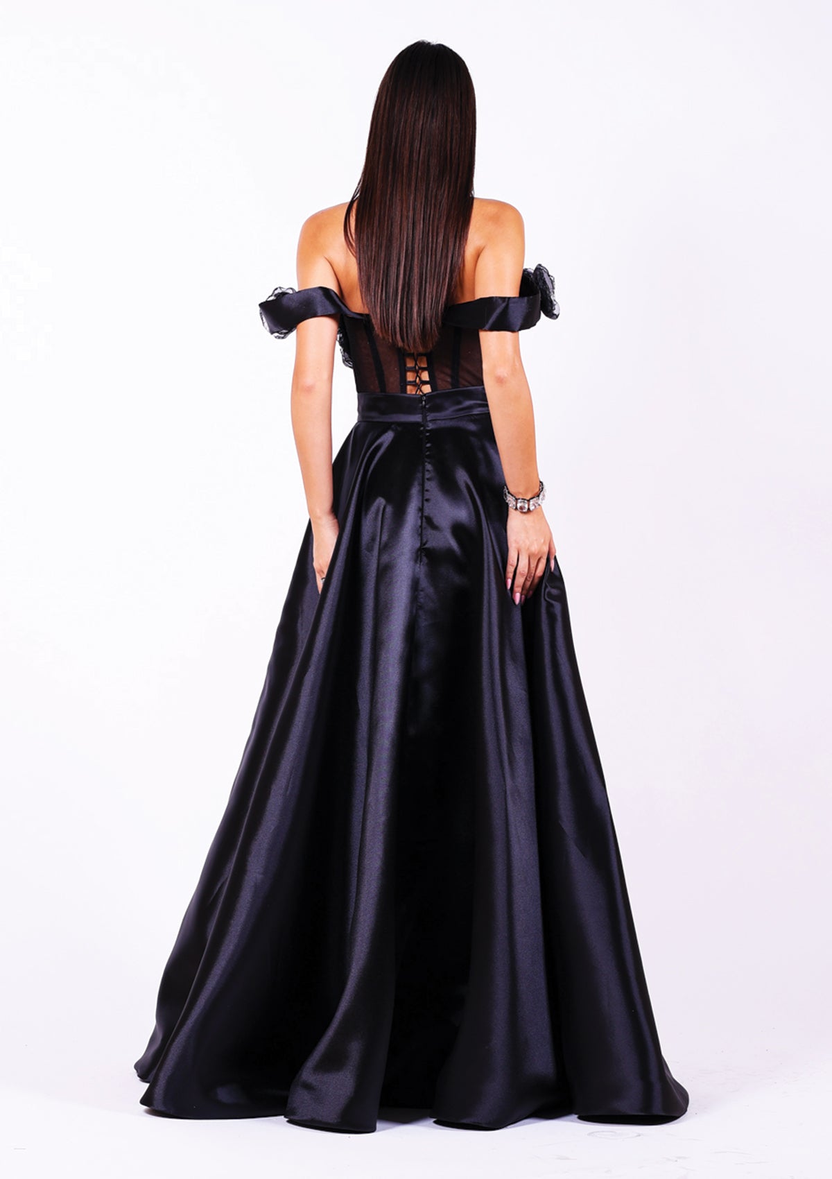 Абитуриентска рокля от корсет и пола, тип официална рокля, подчертаваща фигурата.