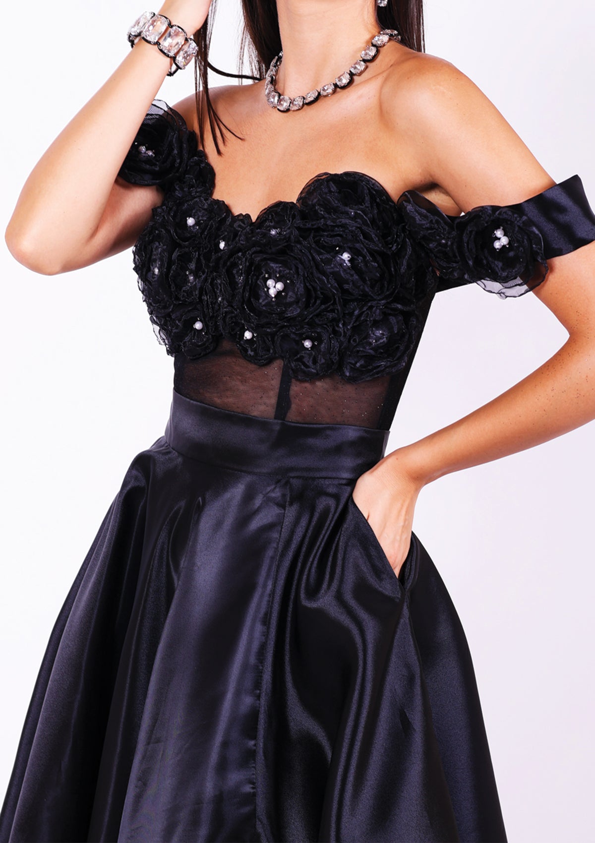 Абитуриентска рокля с корсет от рози в стил официална рокля.