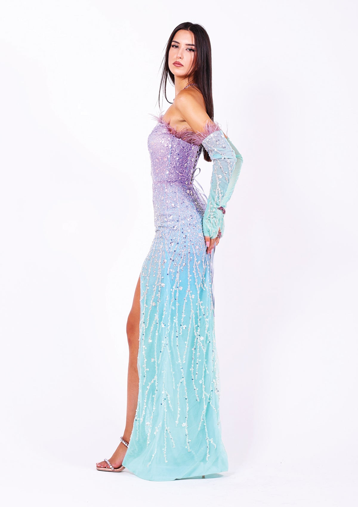 Бляскава официална рокля с официална визия в океански цветове.