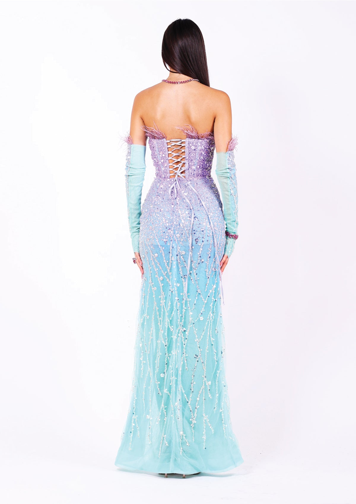 Преливаща официална рокля с русалчеста кройка, перфектна за абитуриентска рокля.