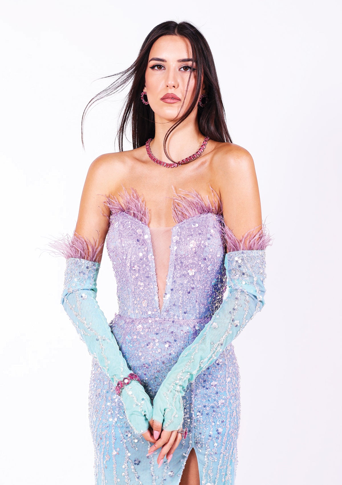 Официална рокля с преливка от морски нюанси, идеална като а ефектна абитуриентска рокля.