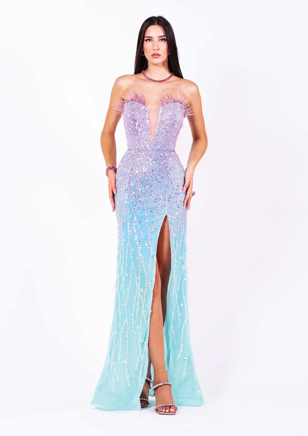 Лилаво-зелена официална рокля, носеща усещане за абитуриентска рокля.