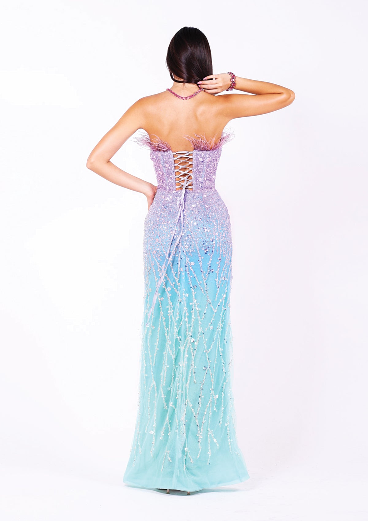 Абитуриентска рокля с ефектна преливка в лилаво и зелено, изработена в стил официална рокля.