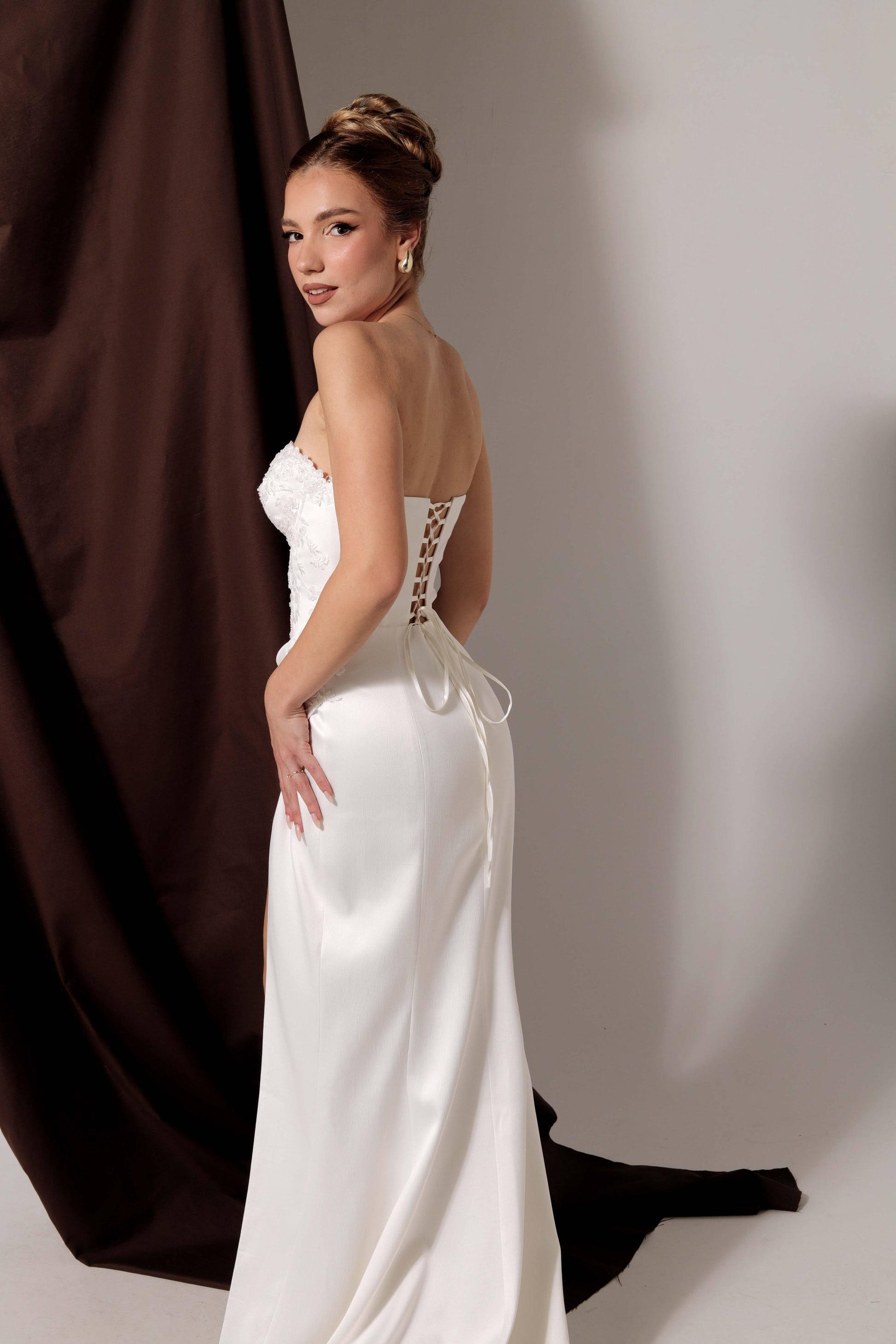 Официална рокя с връзки на гъррба, перфектна за булчинска рокля.