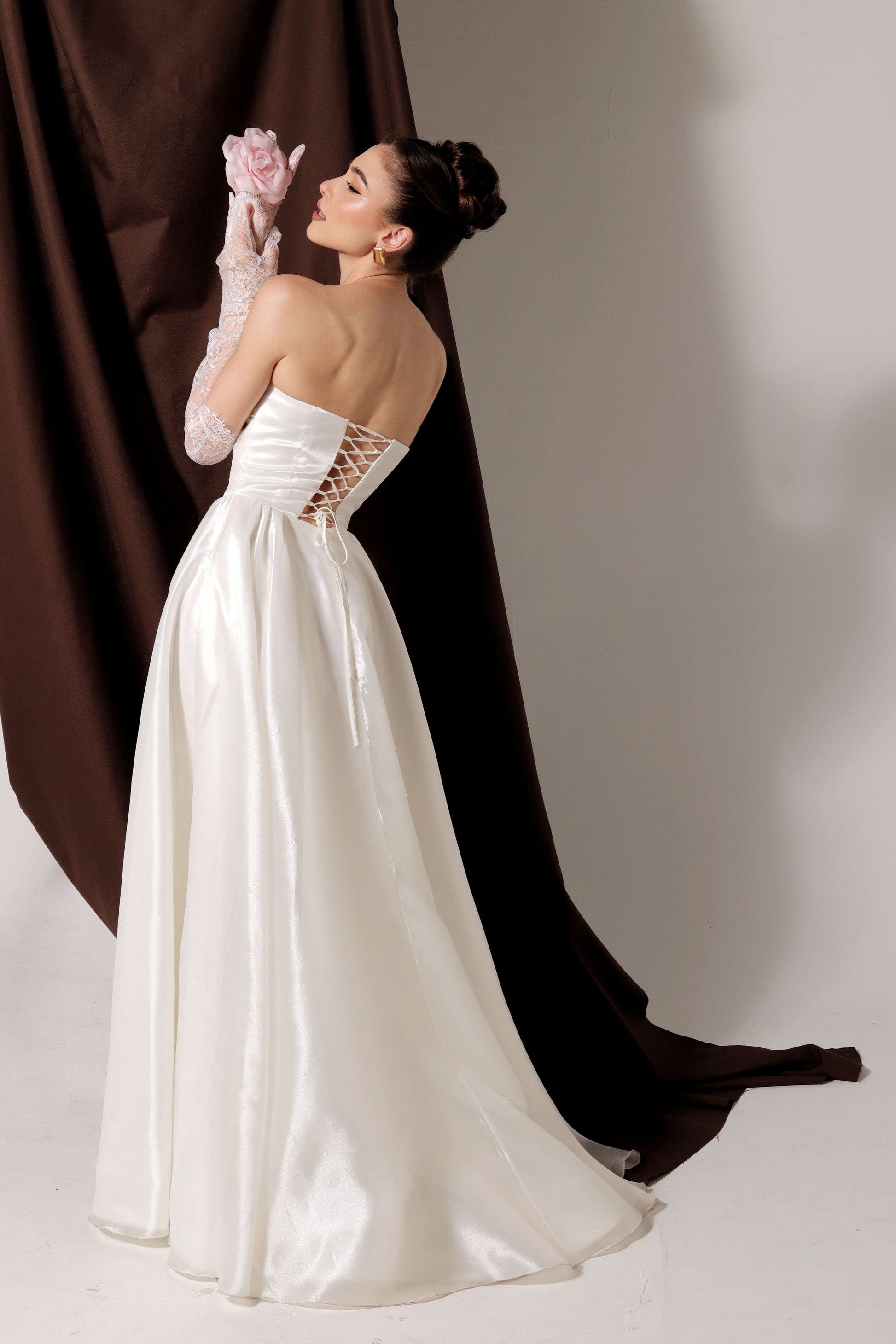 Официална рокля с връзки на гърба. Идеален збор за булчинска рокля.