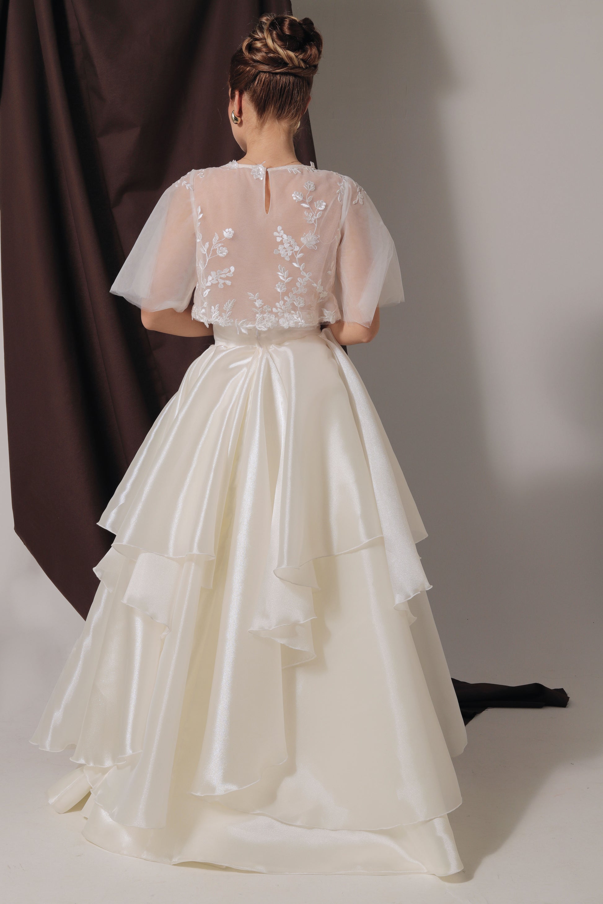 Официална рокля от органза, перфектен избор за нестандартна булчинска рокля.