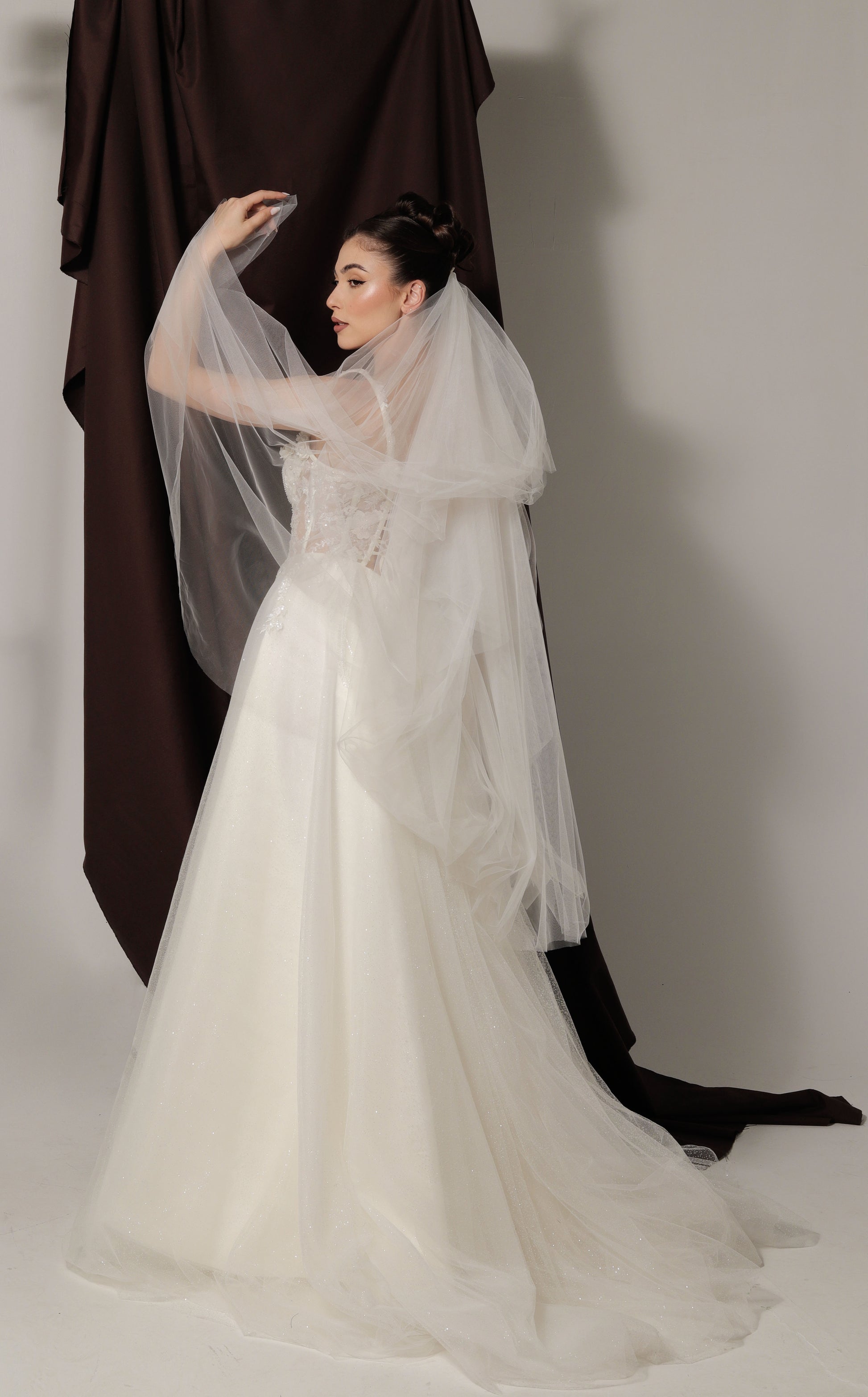 Лекият шлейф на тази официална рокля я прави изключтелно търсена булчинска рокля.