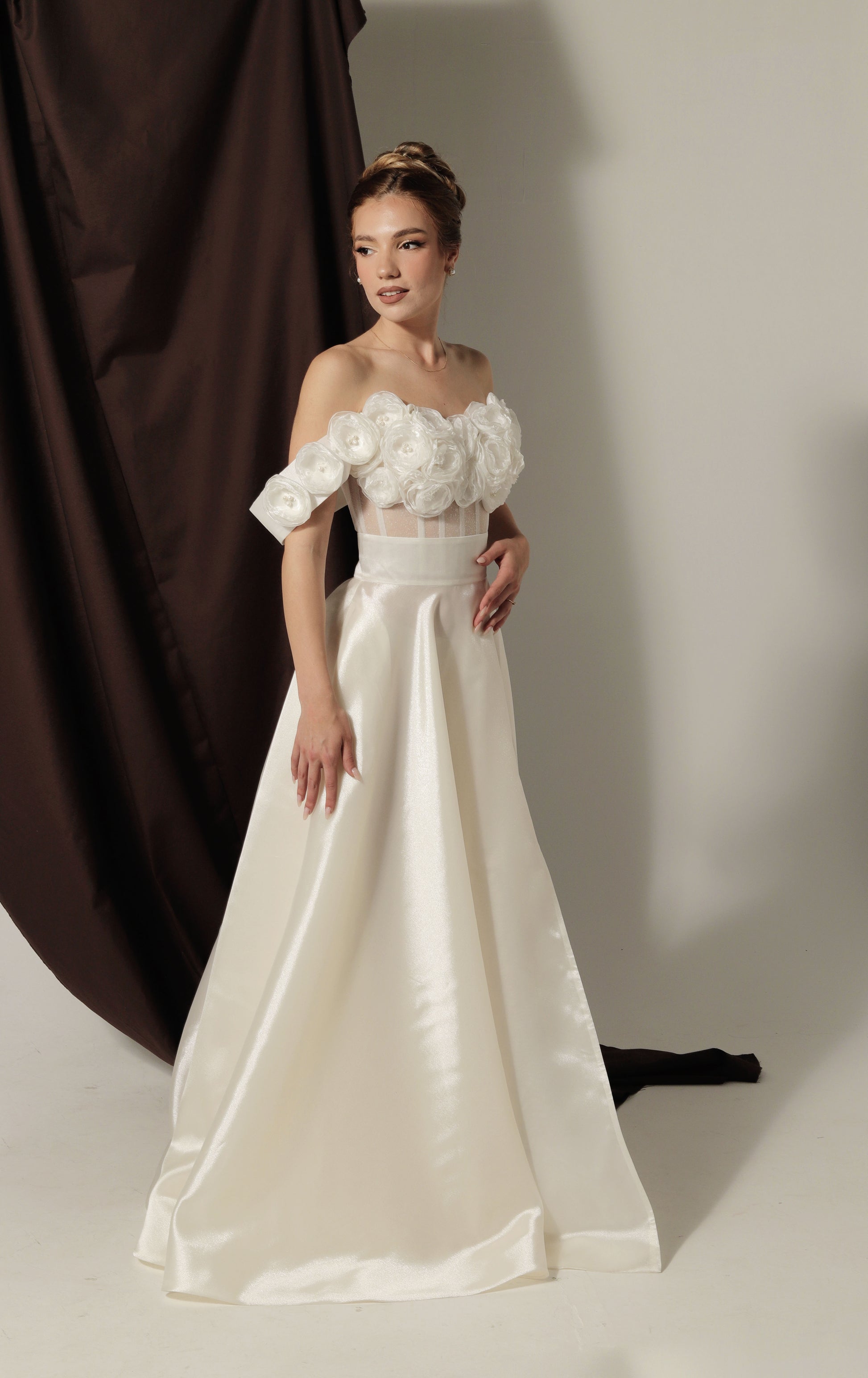 Официална рокля с изчистена линия в стилистиката на булчинска рокля.