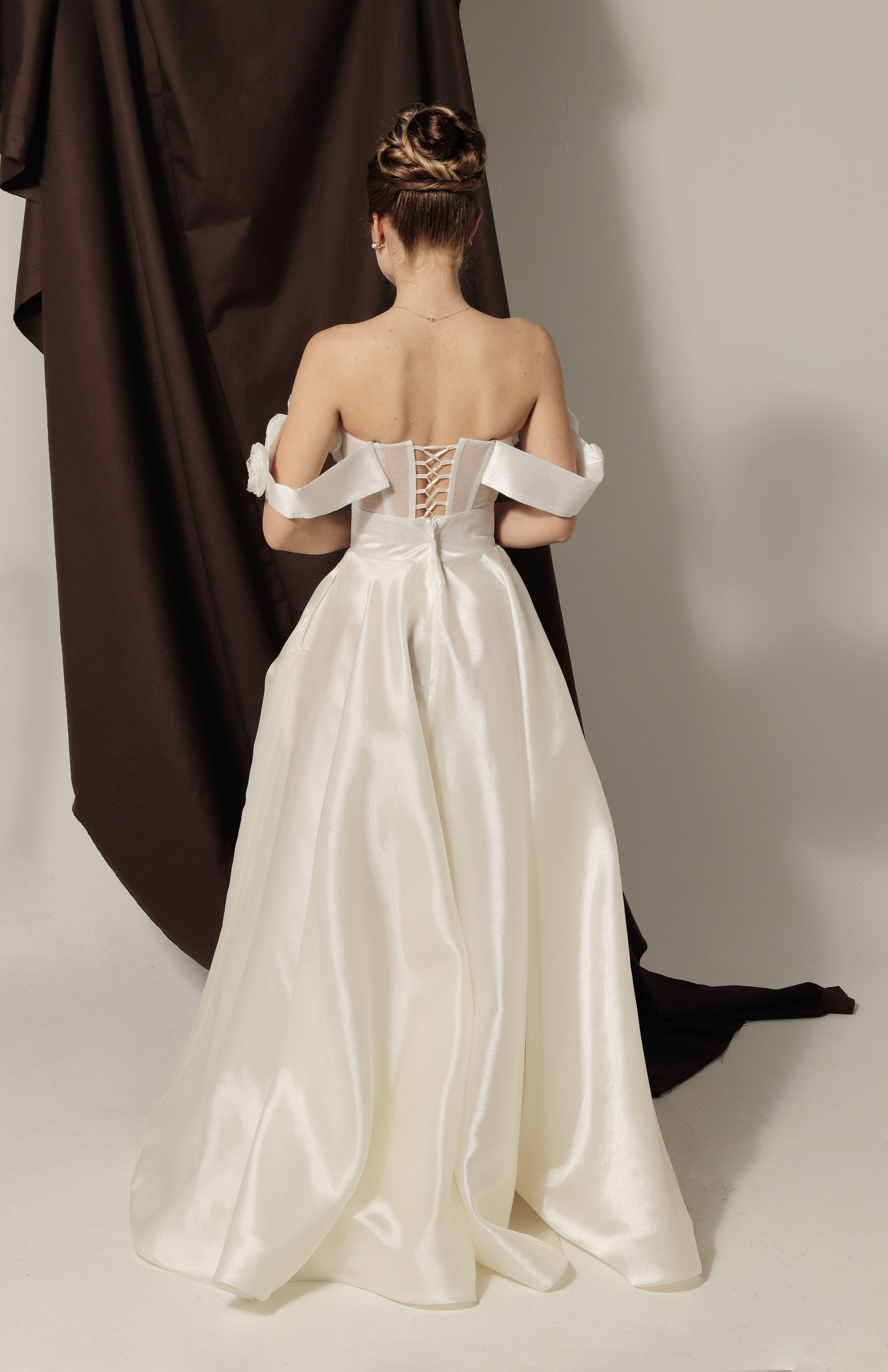 Феерична официална рокля, вдъхновена от булчинска рокля с 3Д цветя.