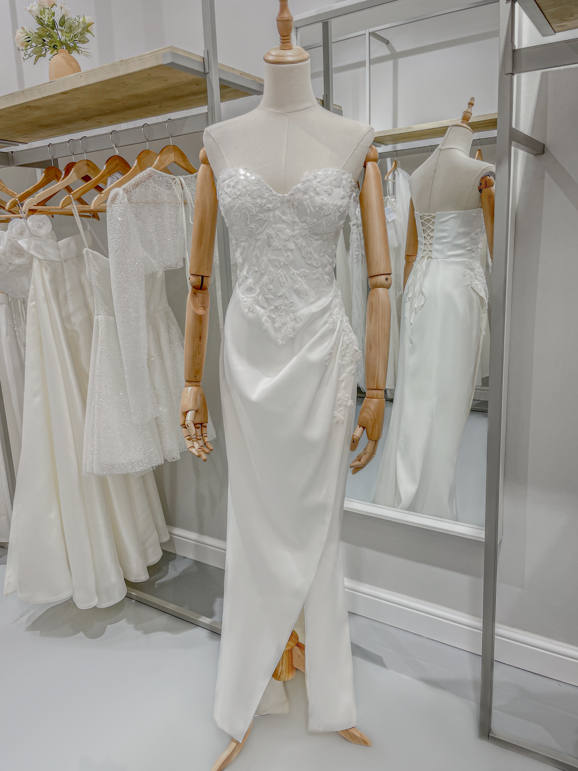 Бяла официална рокля, идеална за булчинска рокля.