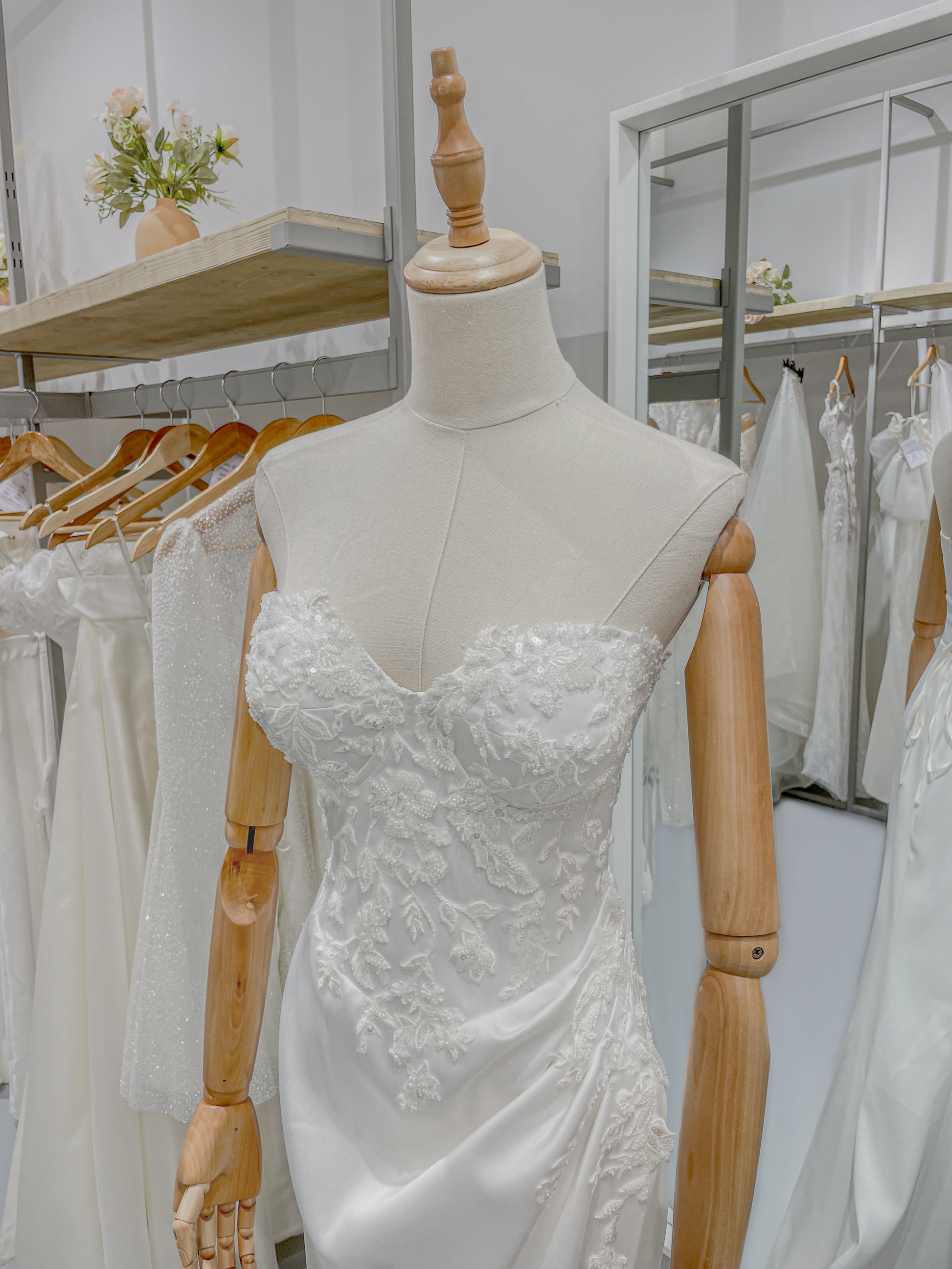 Официална рокля с приказна дантела, идеален избор за булчинска рокля.