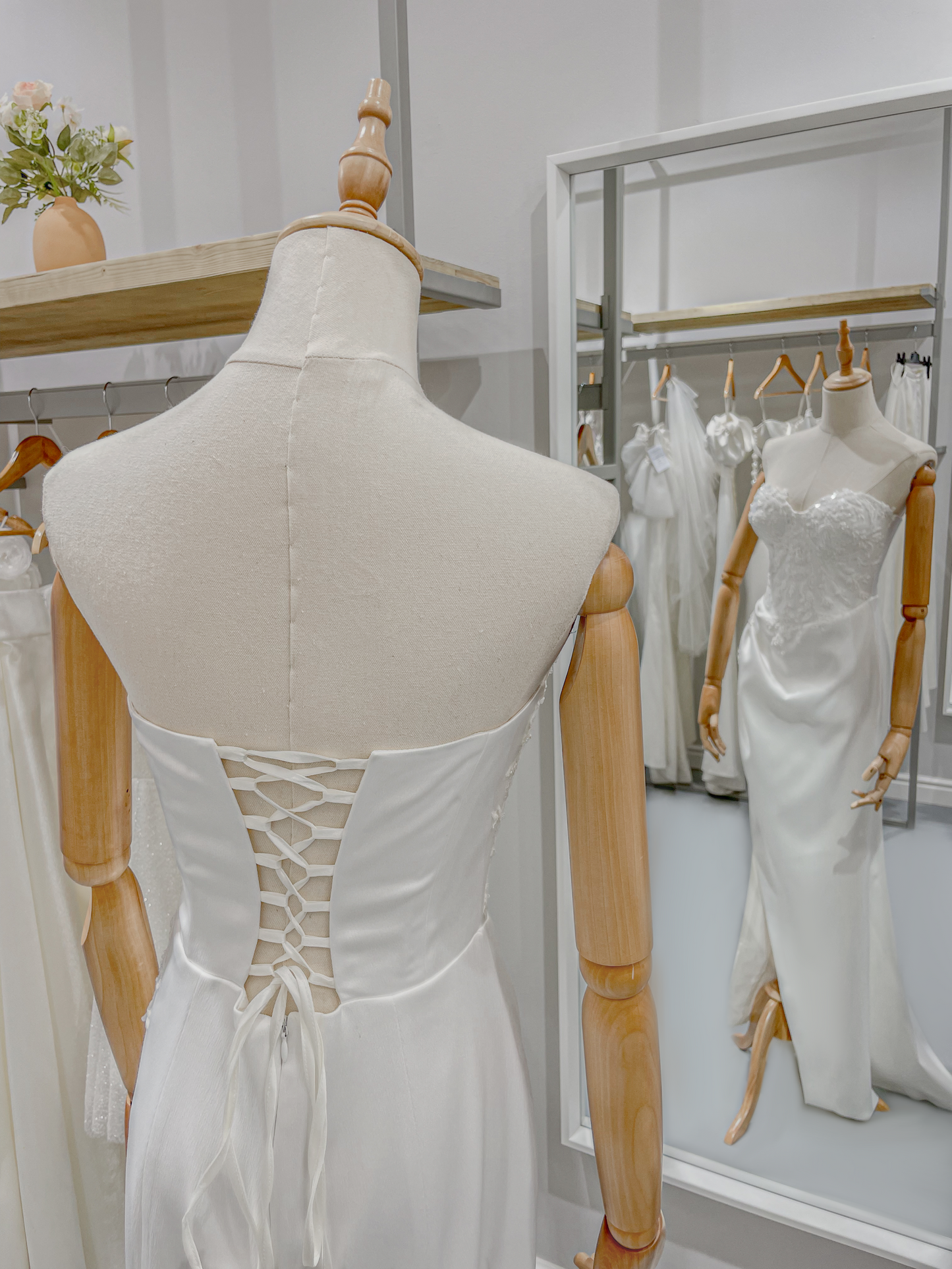 Елегантна официална рокля, перфектният избор за булчинска рокля.