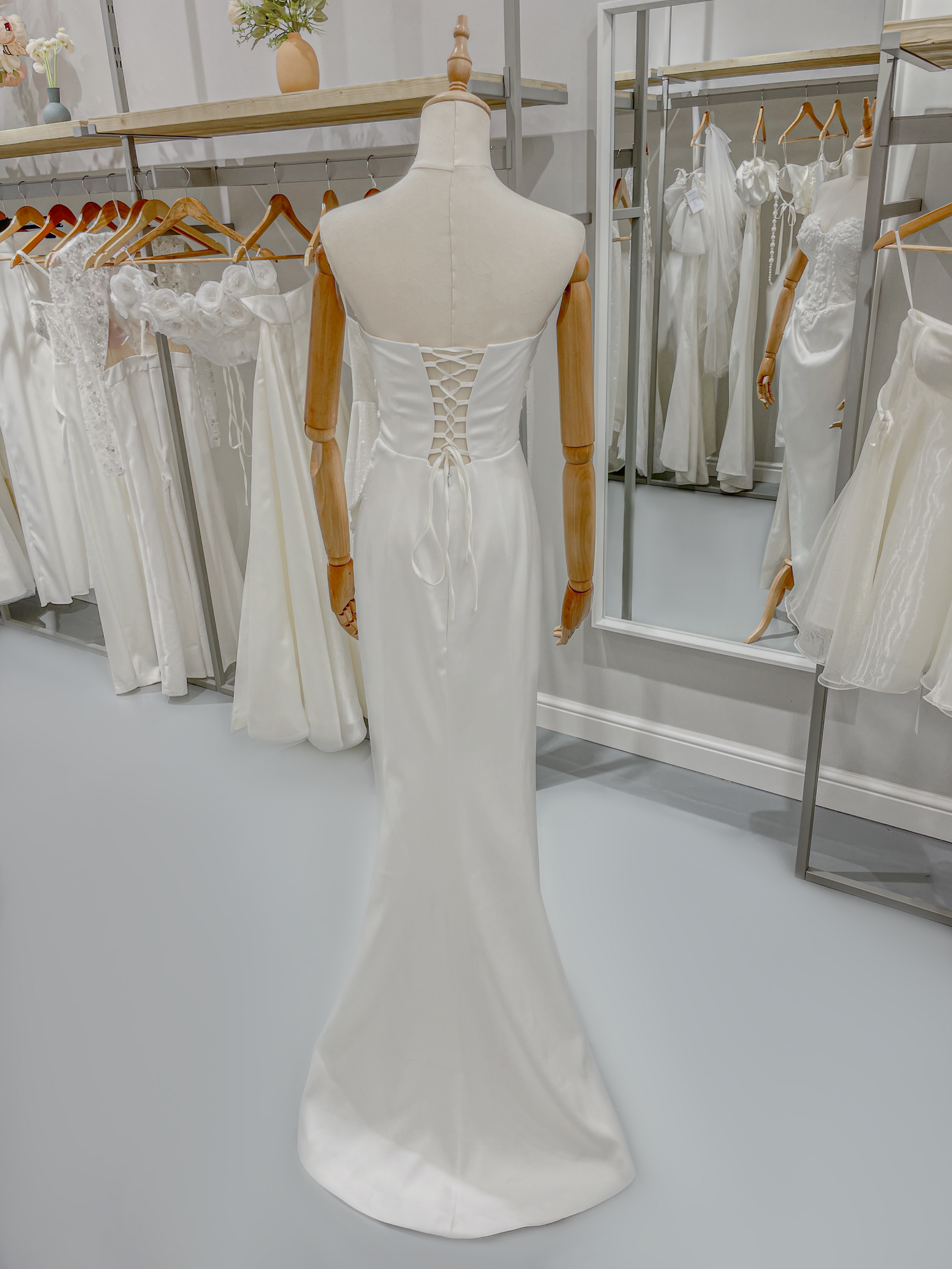 Официална рокля с лек шлейф, идеалният избор за елегантна булчинска рокля.