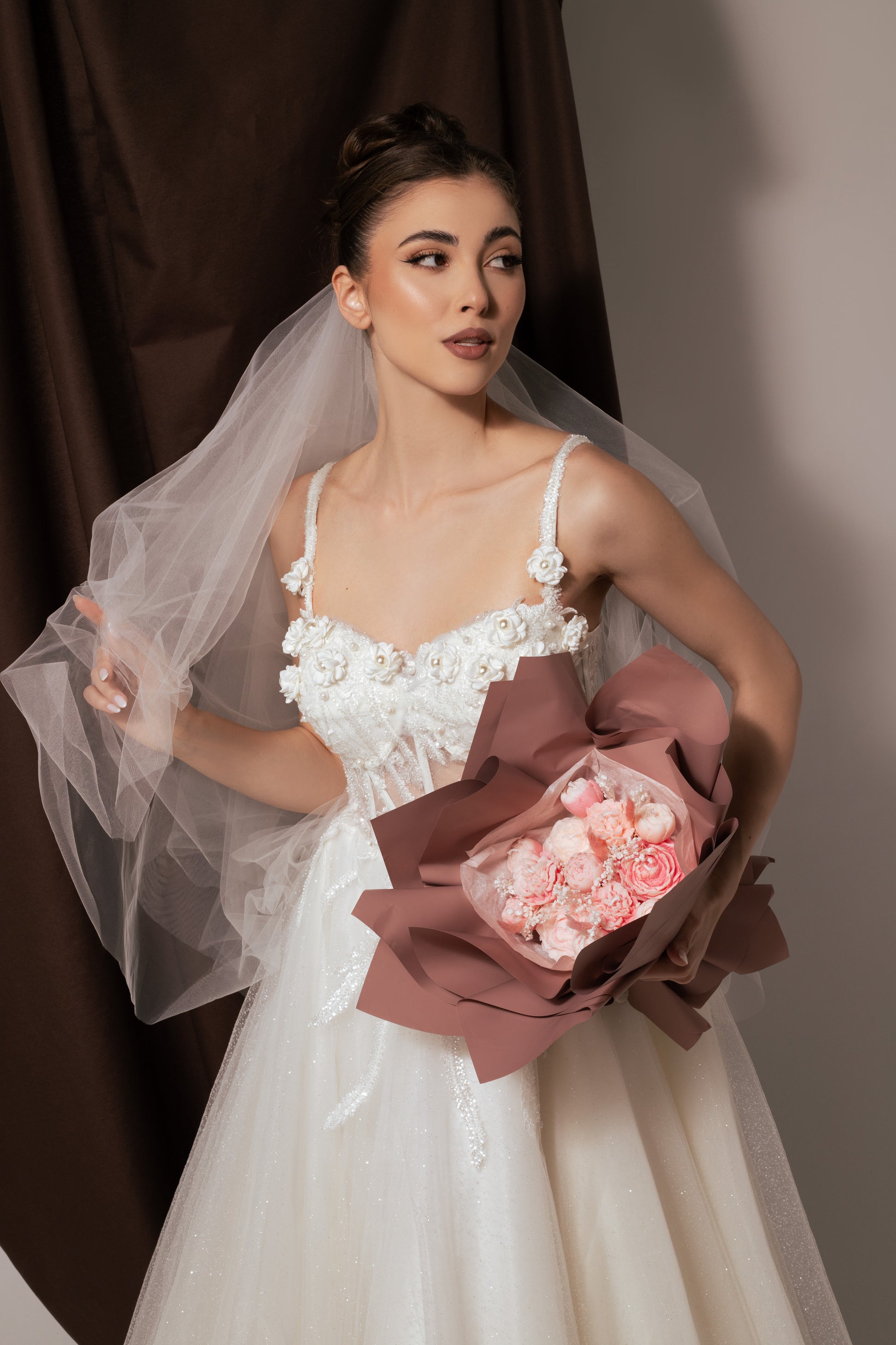 Фините детайли към тази булчинска рокля пасват идеално за официална рокля за повод.