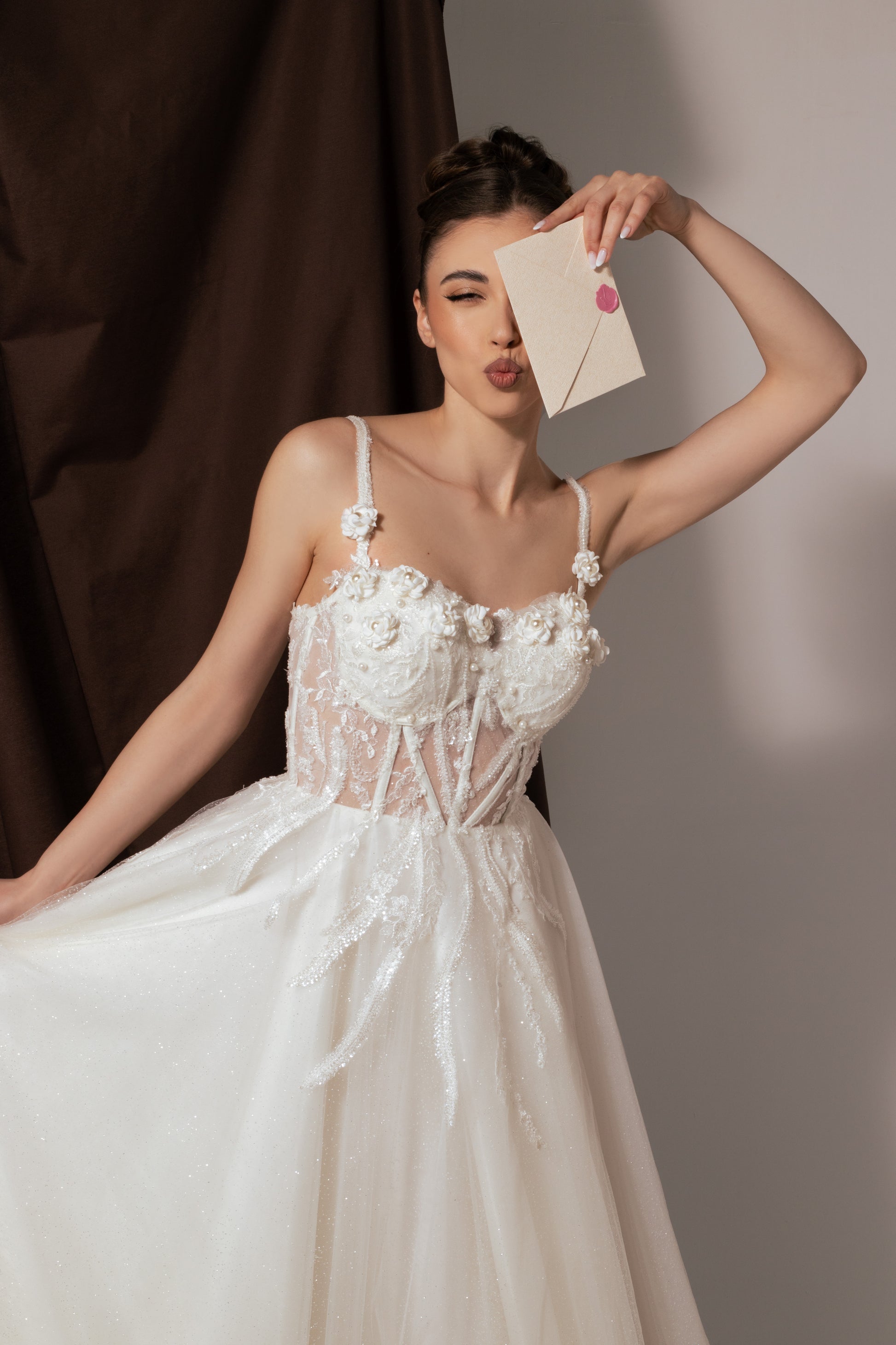 Всеки детайл по тази официална рокля е изпипан, за да я направи толкова перфектна булчинска рокля.