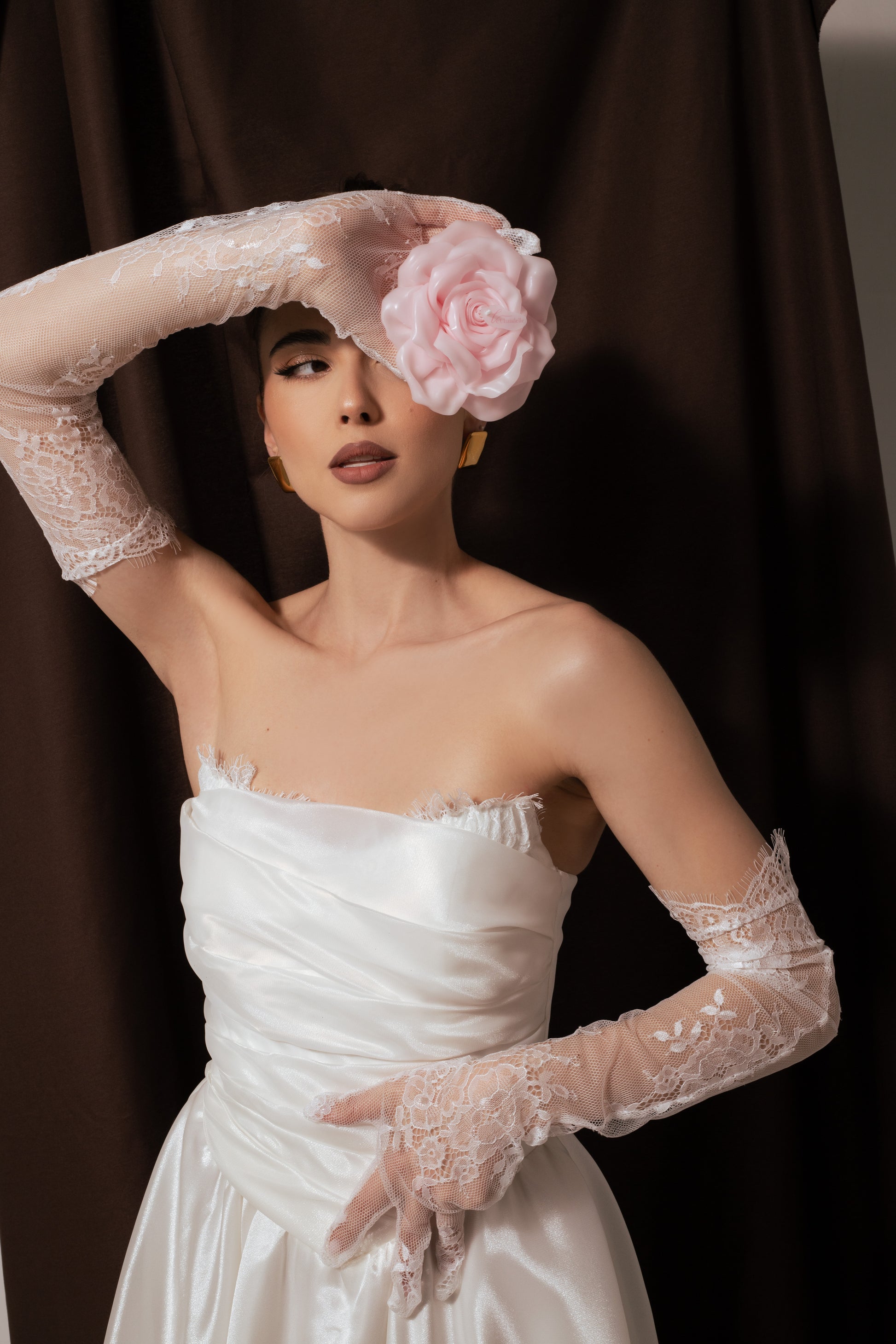 Булчинска рокля с набори и фина дантела. Идеалният вариант за официална рокля за важно събитие.