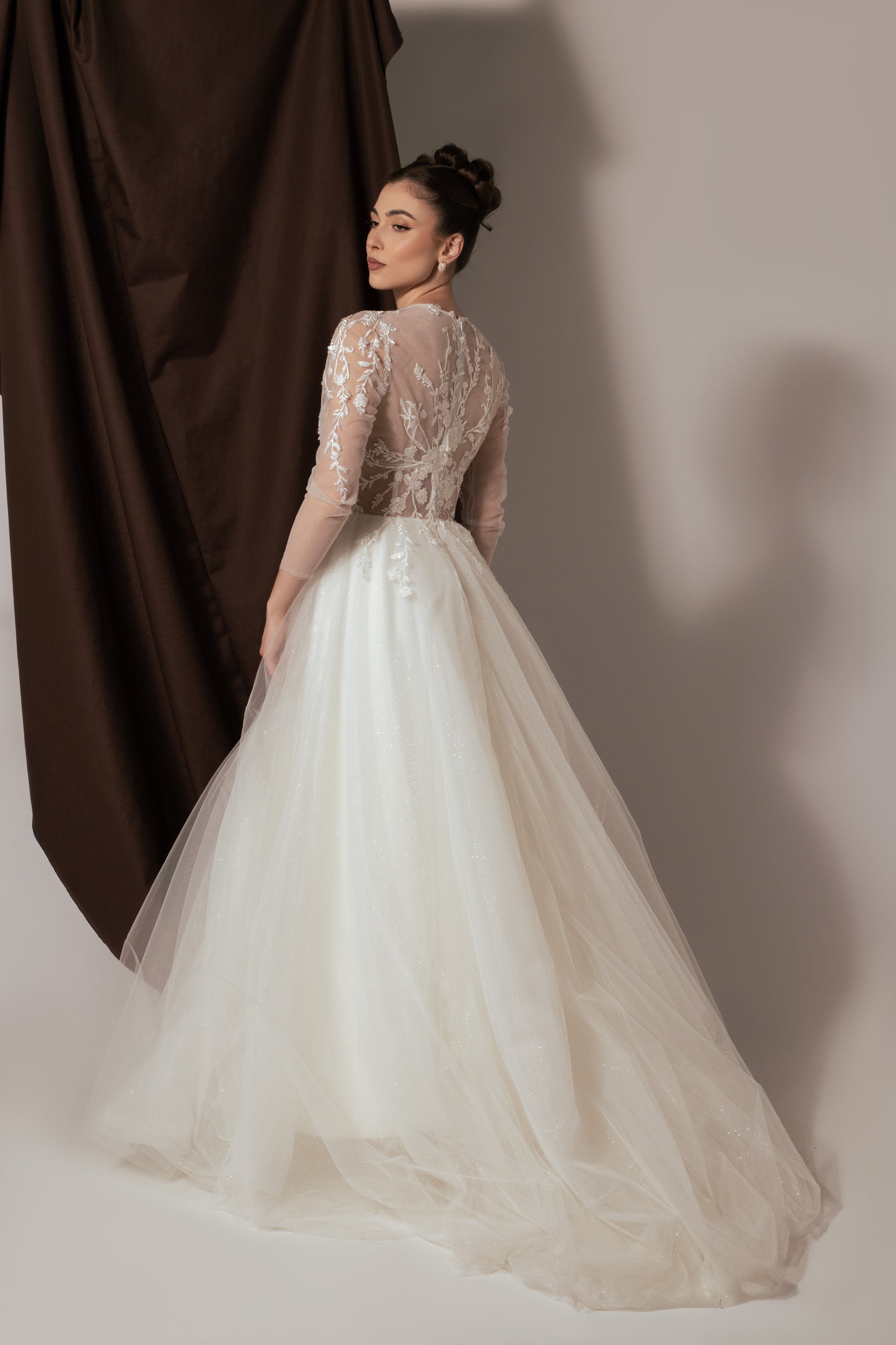 Дълга булчинска рокля с шлейф, идеална за бяла официална рокля.