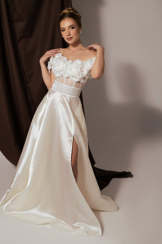 Булчинска рокля с деликатен флорален корсет, пресъздадена като нежна официална рокля.