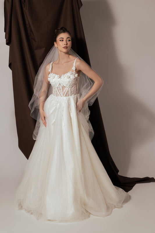 Прелестният воал към тази булчинска рокля я прави съвършената официална рокля.