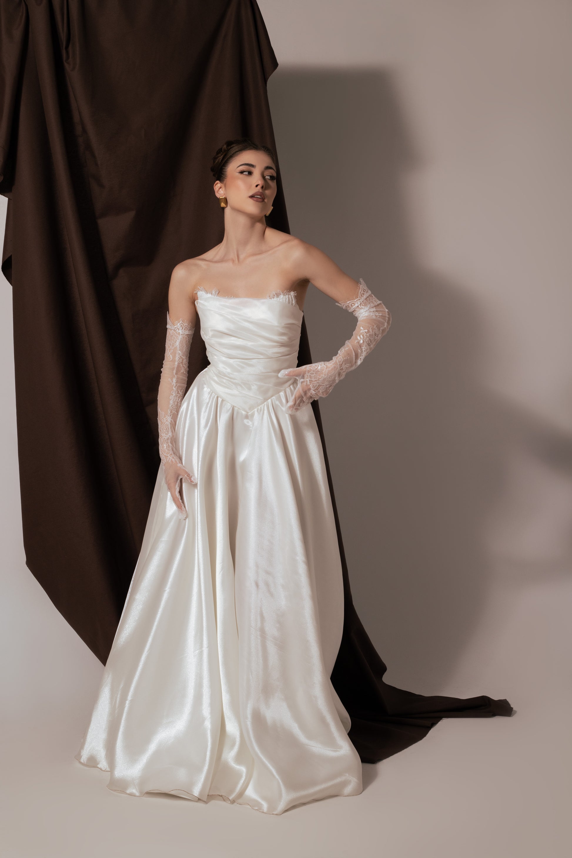 Изчистена официална рокля, подходяща за дама, които търси елегантна булчинска рокля.