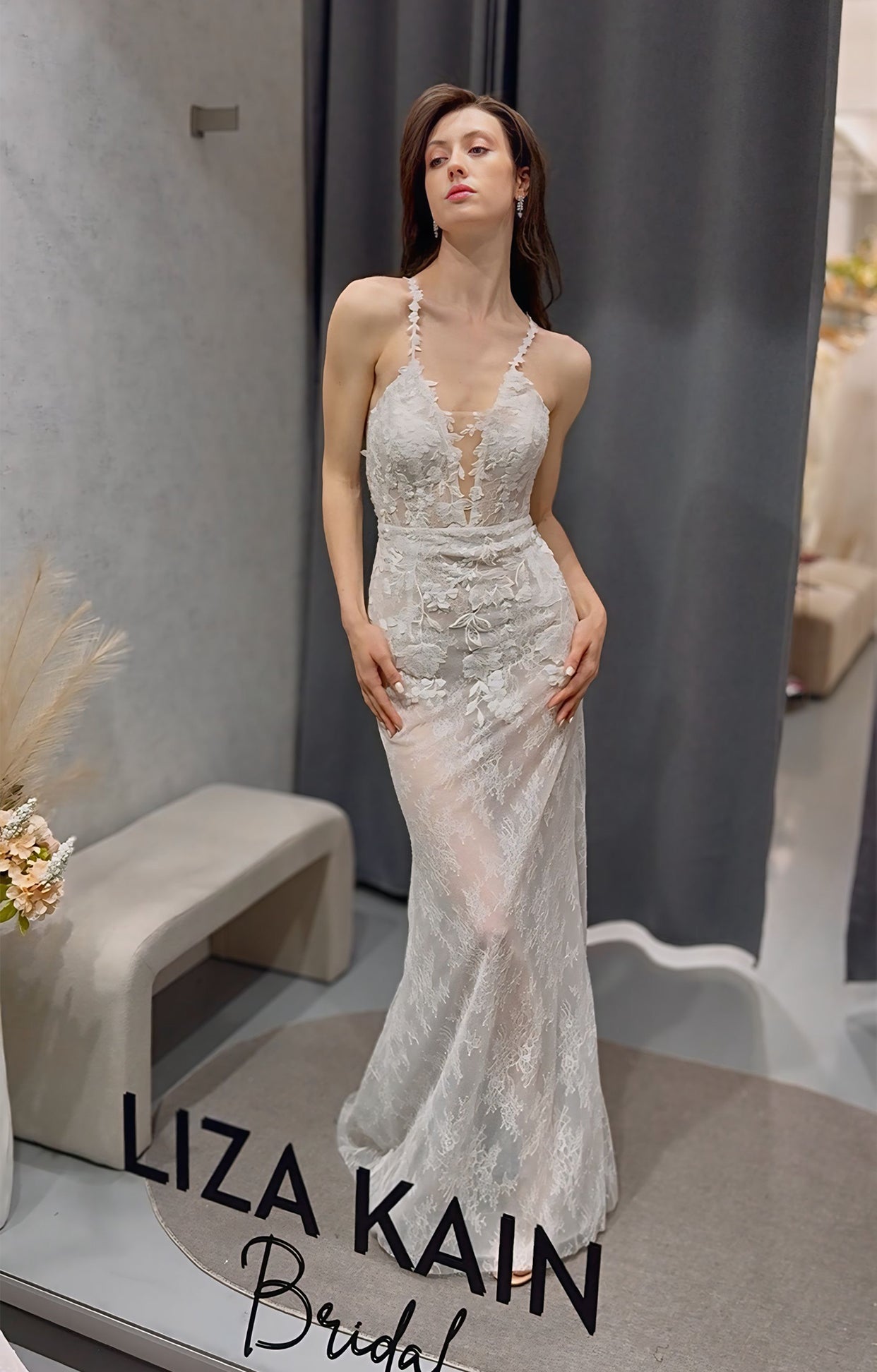 Дантелена официална рокля, изключително подходяща за изящна булчинска рокля.