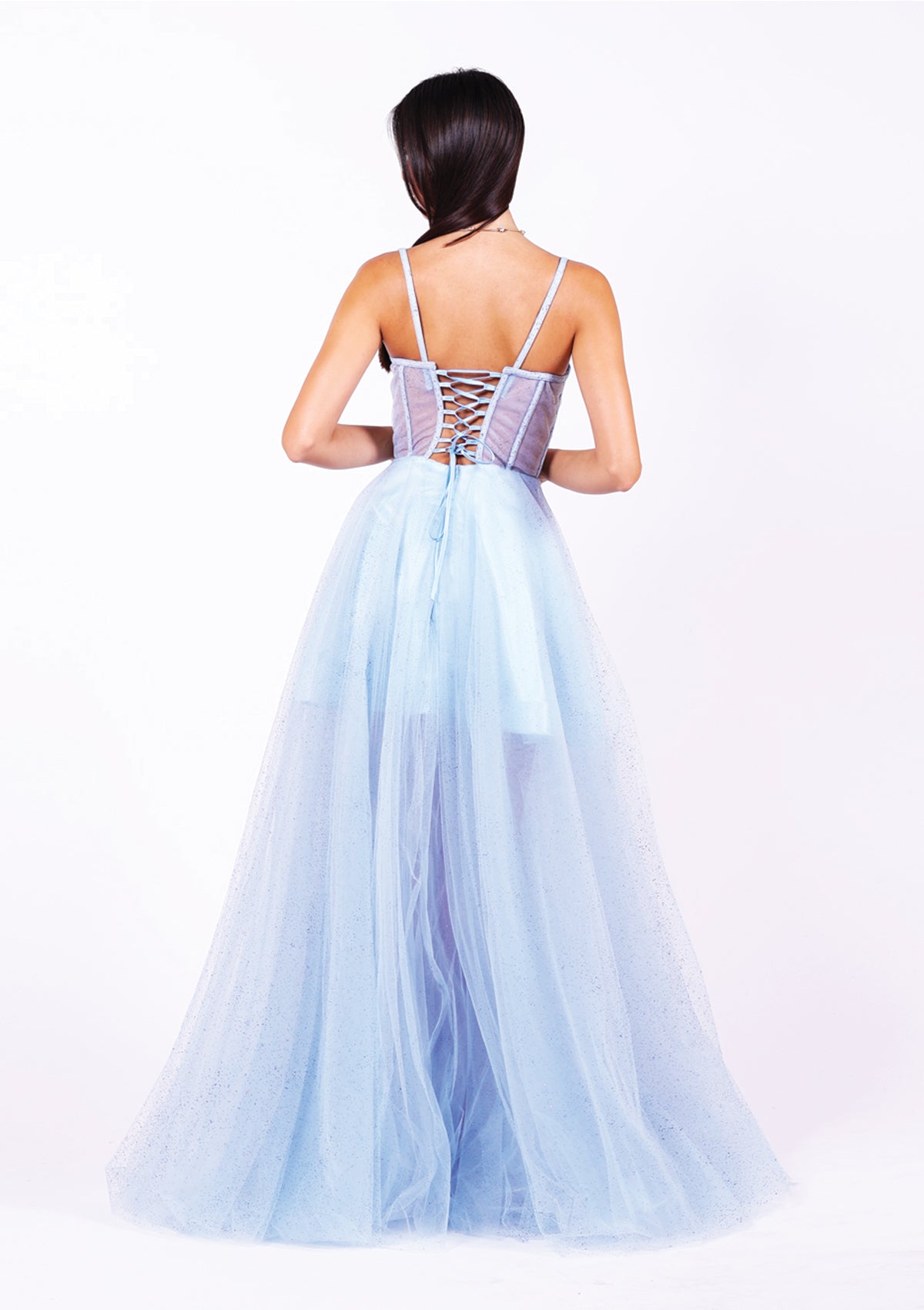 Абитуриентска рокля с прозрачни части, подходяща за официална рокля.