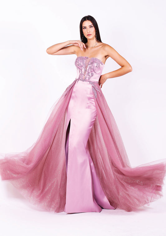 Подчертаваща тялото, тази абитуриентска рокля с добавен тюлен шлейф е подходяща за официална рокля.