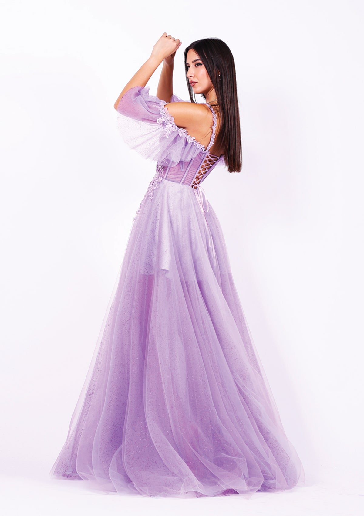 Абитуриентска рокля с красива флорална дантела, съвършена за феерична официална рокля.