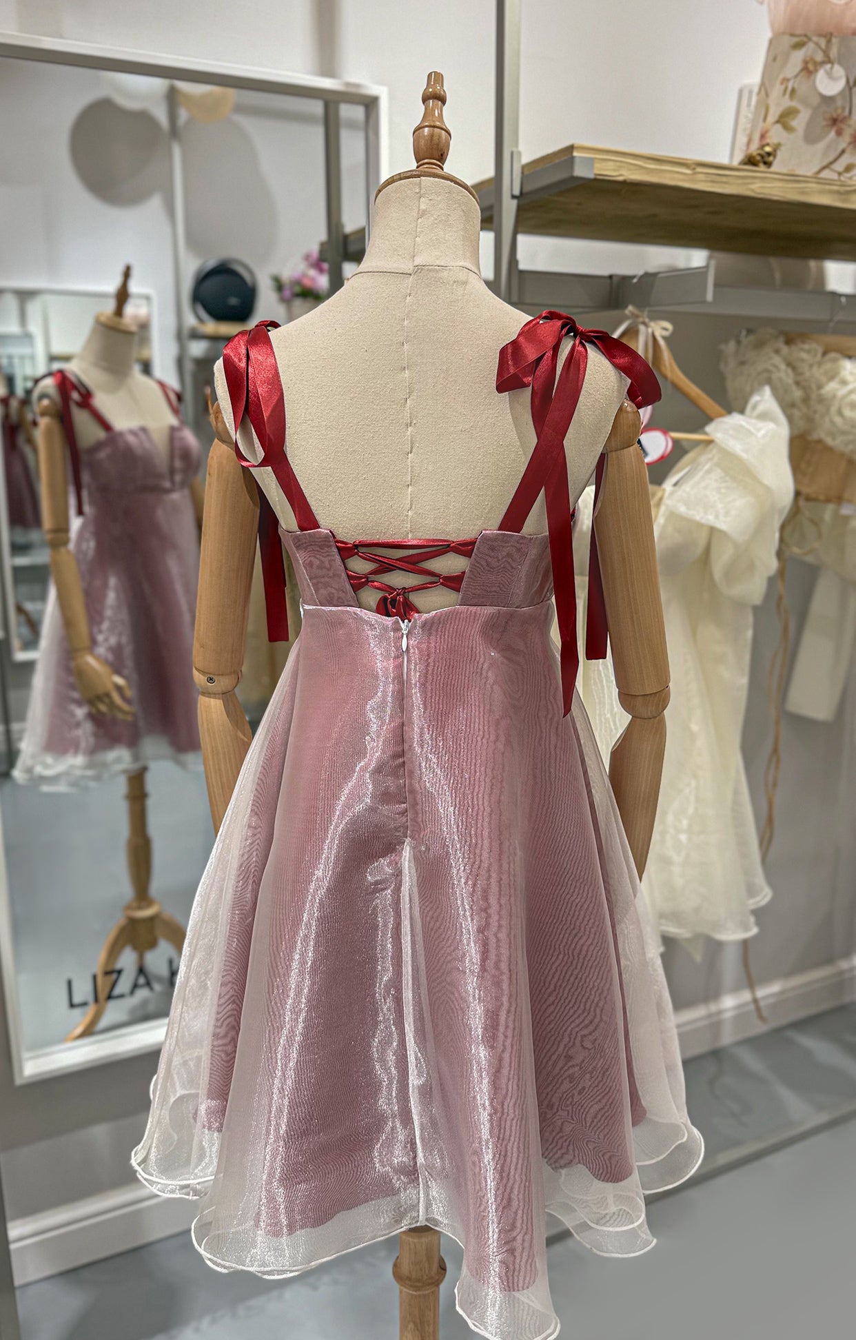 Официална рокля Wild Rose с корсетирана горна част.