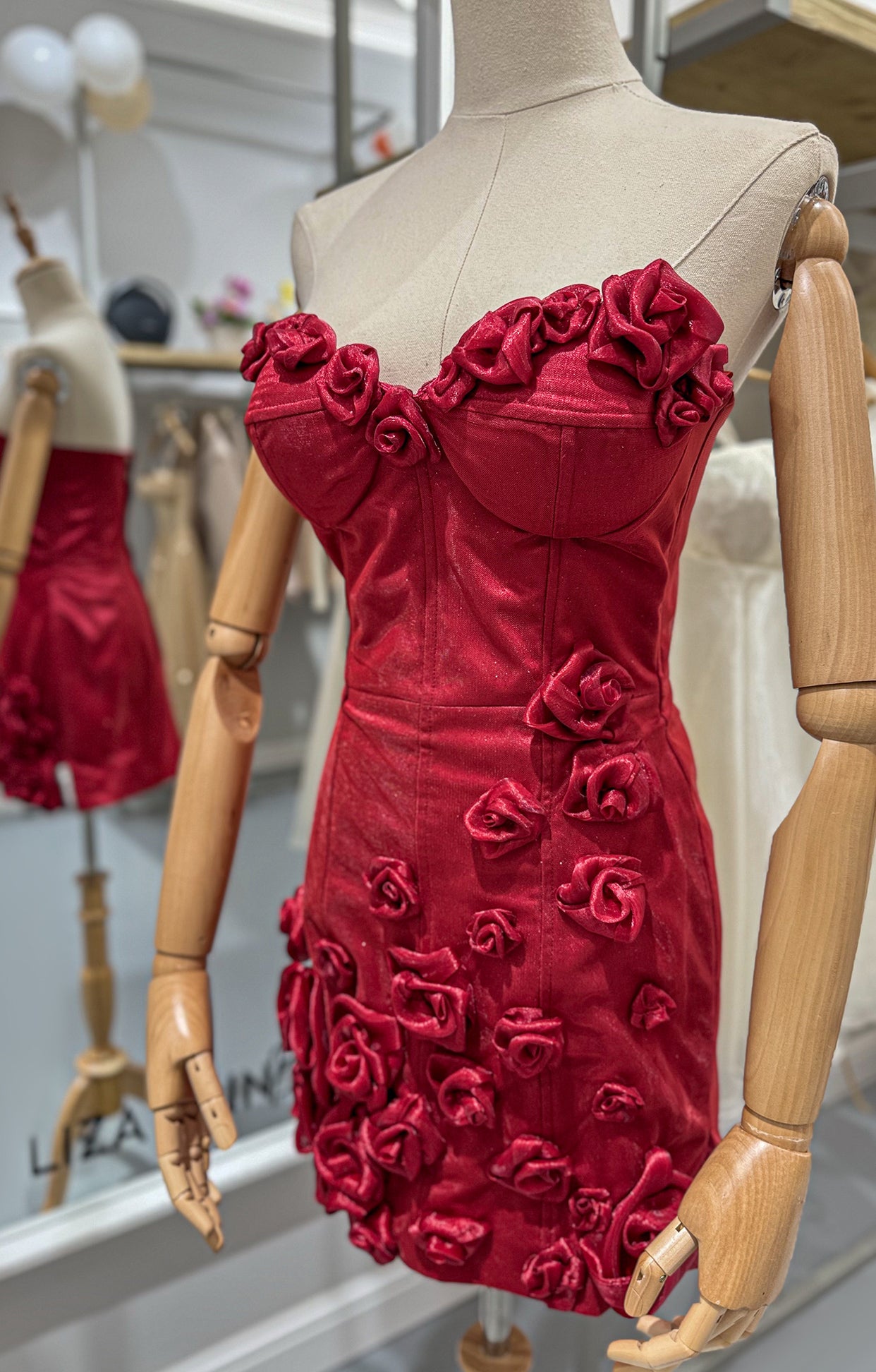 Къса официална рокля, в червен цвят, подходяща и за нестандартна абитуриентска рокля.