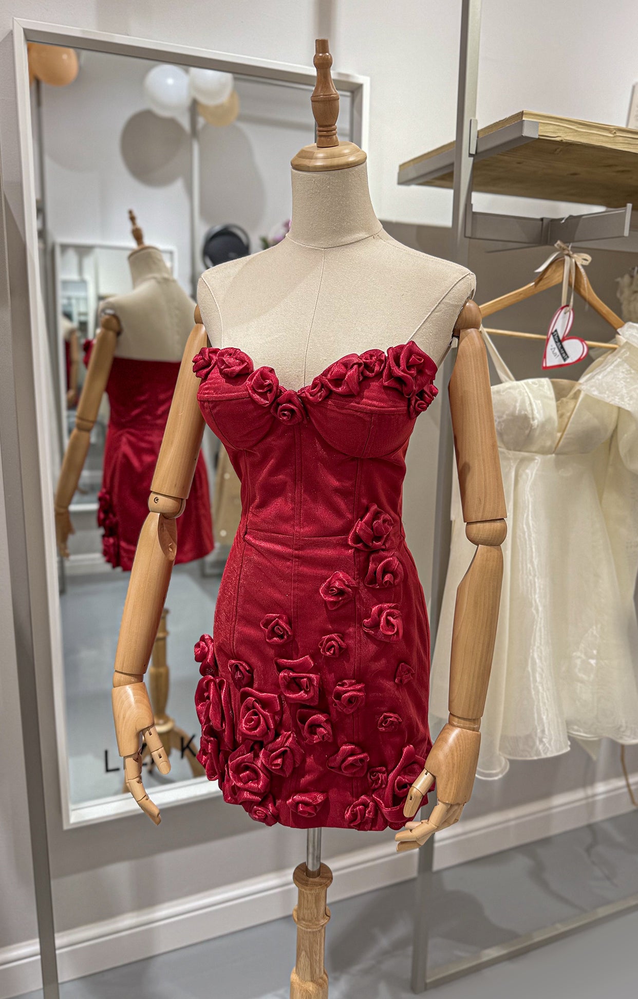 Коктейлна рокля, подходяща и за дръзка абитуриентска рокля или като официална рокля за повод.