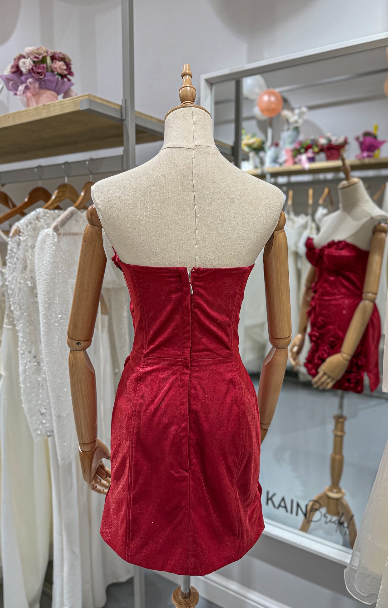 Кокетна официална рокля, с цип на гърба. Идеална за абитуринтска рокля за по-нестандартна визия.