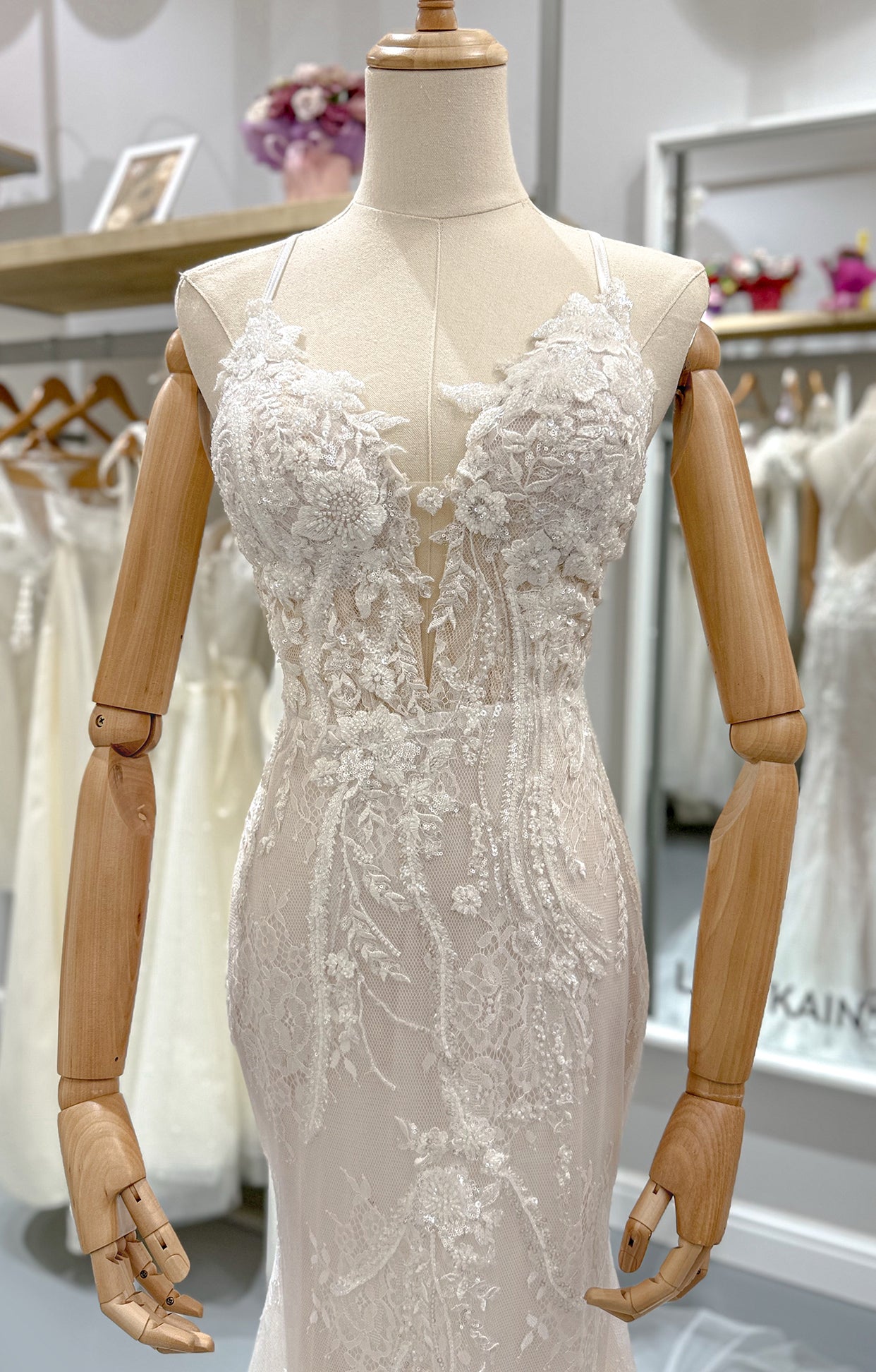 Булчинска рокля с красива фина дантела. Подходяща за официална рокля на официално събитие.