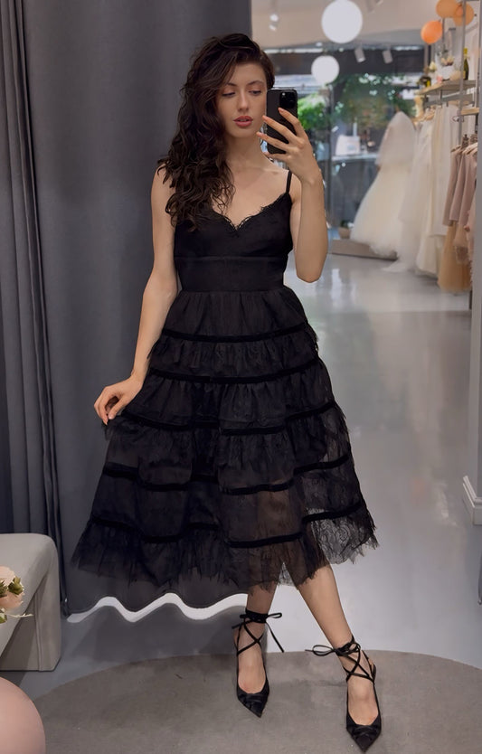 Дантелена официална рокля, подходящаи за нестандартна дръзка абитуриентска рокля.