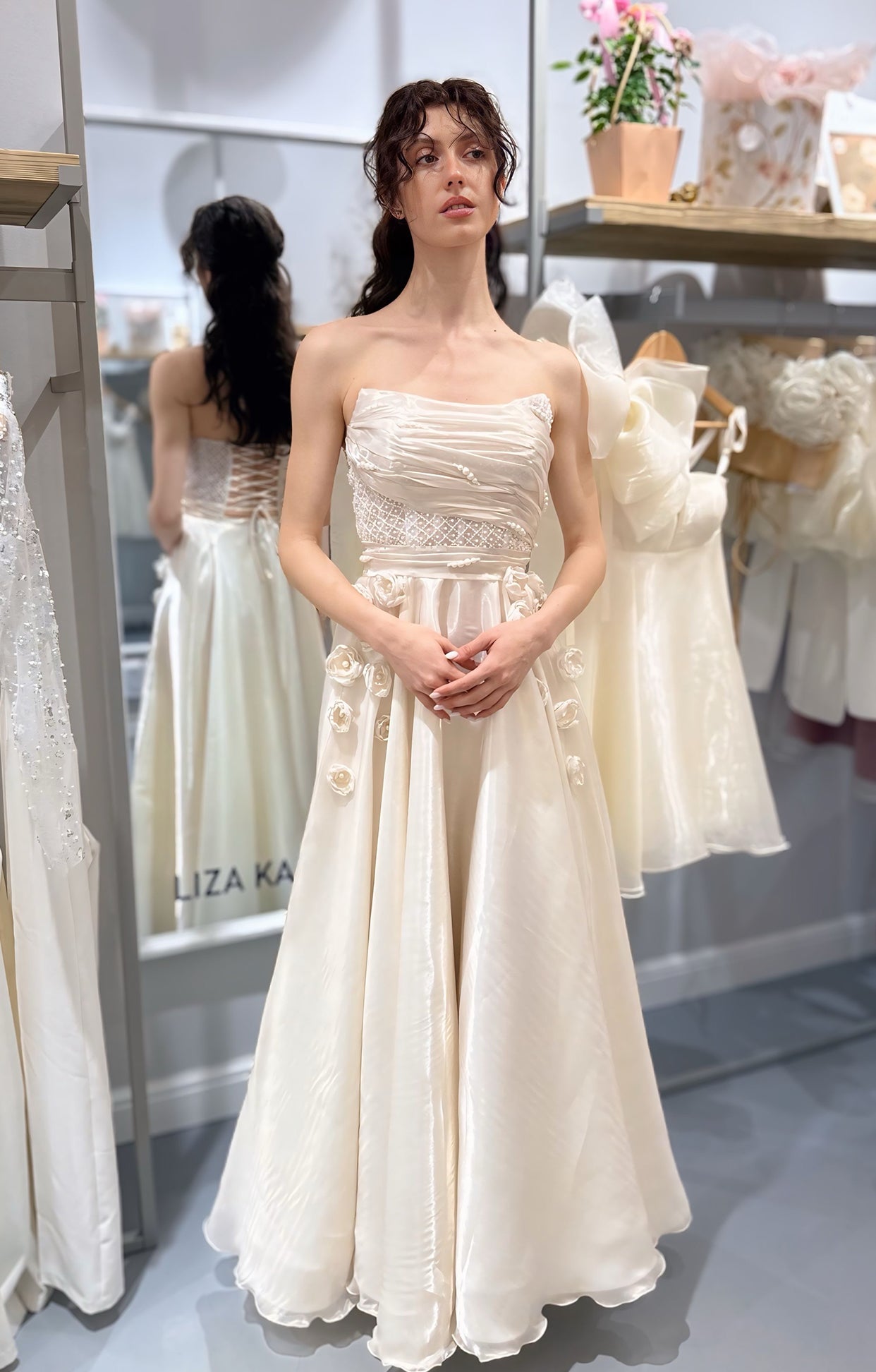 Романтична булчинска рокля, идеалният избор за кокетна официална рокля.